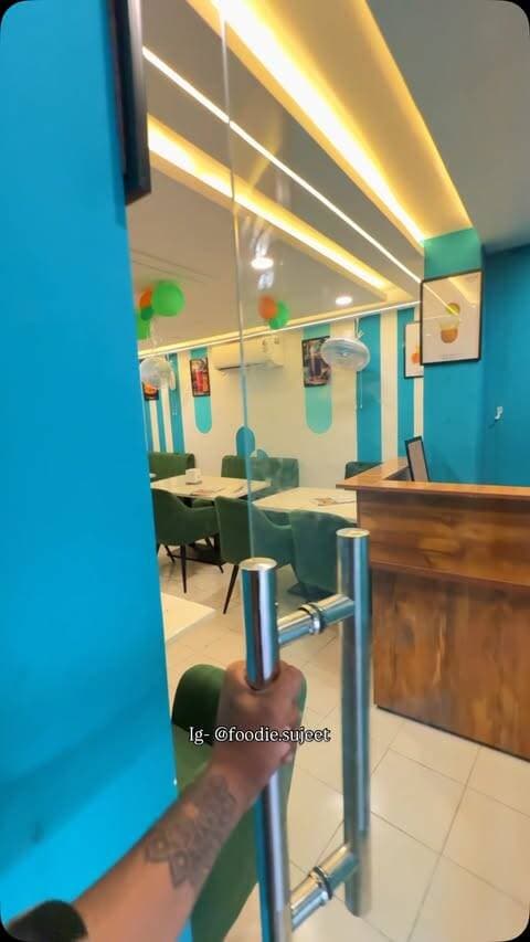 🥤 Healthy bhi, tasty bhi! 💪✨
Ranchi walon, agar aapko fresh & healthy juices ke saath kuch chatpata aur delicious bhi try karna hai, then Juice Factory is worth a visit! 😍
🍅 Healthy Factor Juice
🍎 Mix Fruit Salad
🌽 Cheesy Chatpata Corn
🍕 Exotic Farmhouse Pizza
🥪 Tandoori Paneer Sandwich
🍟 Loaded Fries
🥤 Strawberry Ice Cream Shake
🍹 Black Magic Mocktail
💜 Jamun Shots — MUST TRY! 🔥
📍 Plaza Chowk se Firayalal jaane wale road par, petrol pump ke paas.
Gym lovers 🏋️ | Health freaks 🥗 | Foodies ❤️ — save this place!
Apne gym partner & foodie friends ko share karo 👇
Follow @foodie.sujeet for more food & lifestyle finds! ❤️
#JuiceFactory #ranchi #jharkhand #foodvlogger #ranchiblogger