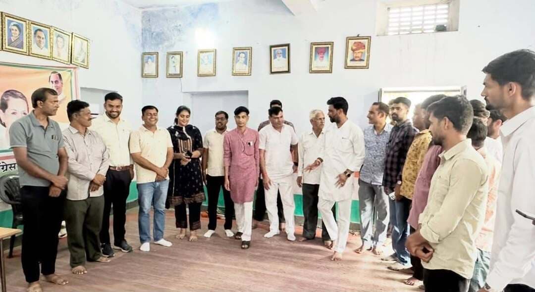 शंकर लाल गाडरी ने संभाला ब्लॉक कांग्रेस कमेटी बनेड़ा अध्यक्ष का अतिरिक्त दायित्व
भीलवाड़ा:/बनेड़ा :राजकुमार गोयल ,9 सितंबर 2026 राजस्थान प्रदेश कांग्रेस कमेटी के सचिव श्री शंकर लाल गाडरी ने ब्लॉक कांग्रेस कमेटी बनेड़ा के अध्यक्ष पद का अतिरिक्त दायित्व संभालते हुए आज बनेड़ा स्थित कांग्रेस कार्यालय पहुंचकर कार्यभार ग्रहण किया।
कांग्रेस विधायक प्रत्याशी नरेन्द्र कुमार रेगर ने उन्हें विधिवत कार्यभार ग्रहण करवाया। इस अवसर पर मुराद खां कायमखानी, राजू डीडवानिया, प्रदीप व्यास प्रभारी, पंचायतराज ब्लॉक अध्यक्ष मनोज कुमार जाट, नगर अध्यक्ष भंवर रेगर, आनंद शर्मा, बाबूलाल माली, गुलाब ओझा, अरुण देराश्री, पार्षद प्रत्याशी सूरज गिरी, कमलेश माली, राहुल माली, अनिल धाबाई, ख़ुशी सोनी एवं भेरू रेगर सहित कांग्रेस के पार्षद प्रत्याशी एवं बड़ी संख्या में कार्यकर्ता उपस्थित रहे।
कार्यभार ग्रहण करने के पश्चात शंकर लाल गाडरी ने कार्यकर्ताओं के साथ बनेड़ा नगर पालिका क्षेत्र के विभिन्न वार्डों का दौरा किया। इस दौरान उन्होंने आमजन एवं मतदाताओं से संपर्क कर बनेड़ा के विकास, जनहित और बेहतर भविष्य के लिए कांग्रेस के पक्ष में मतदान करने का आह्वान किया।
गाडरी ने कार्यकर्ताओं से चुनाव में पूरी एकजुटता और सक्रियता के साथ जुटने का आह्वान करते हुए कहा कि प्रत्येक वार्ड में मतदाताओं तक पहुंचकर जनहित के मुद्दों एवं विकास के संकल्प को मजबूती से पहुंचाया जाए।