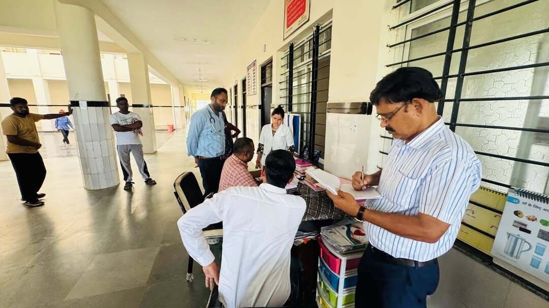 कलेक्टर के निर्देश पर सीएमएचओ डॉ. एम.एल. चौपड़ा ने किया सामुदायिक स्वास्थ्य केंद्र पिटोल का औचक निरीक्षण
पीएनसी वार्ड, साफ-सफाई एवं स्वास्थ्य व्यवस्थाओं का लिया जायजा
कलेक्टर डॉ. योगेश तुकाराम भरसट के निर्देशानुसार मुख्य चिकित्सा एवं स्वास्थ्य अधिकारी डॉ. एम.एल. चौपड़ा द्वारा बुधवार को सामुदायिक स्वास्थ्य केंद्र पिटोल का औचक निरीक्षण कर स्वास्थ्य सेवाओं एवं व्यवस्थाओं का जायजा लिया गया।
निरीक्षण के दौरान सीएमएचओ डॉ. चौपड़ा ने पीएनसी वार्ड का निरीक्षण किया तथा वार्ड में भर्ती प्रसूताओं से चर्चा कर उन्हें उपलब्ध कराई जा रही स्वास्थ्य सुविधाओं की जानकारी ली। उन्होंने माताओं को नवजात शिशु के जन्म के एक घंटे के भीतर स्तनपान प्रारंभ कराने के महत्व के बारे में जानकारी देते हुए आवश्यक समझाइश दी।
सीएमएचओ ने स्वास्थ्य केंद्र की साफ-सफाई एवं स्वच्छता व्यवस्था का भी निरीक्षण किया। उन्होंने संबंधित अधिकारियों एवं कर्मचारियों को सफाई व्यवस्था में आवश्यक सुधार करने तथा अस्पताल परिसर एवं वार्डों में नियमित रूप से स्वच्छता बनाए रखने के निर्देश दिए।
निरीक्षण के दौरान प्रभारी चिकित्सक डॉ. विजेंद्र कुमार मेरावत ने स्वास्थ्य केंद्र में पानी की समस्या से सीएमएचओ को अवगत कराया। इस पर डॉ. चौपड़ा ने तत्काल स्थानीय सरपंच से दूरभाष पर चर्चा की तथा स्वास्थ्य केंद्र में पानी की समस्या के शीघ्र निराकरण के लिए आवश्यक पहल करने को कहा।
इस दौरान जिला स्वास्थ्य अधिकारी डॉ. हेमेन्द्र देवड़ा, प्रभारी चिकित्सक डॉ. विजेंद्र कुमार मेरावत एवं जिला मीडिया अधिकारी श्री प्रेम डेनियल उपस्थित रहे।
Jansampark Madhya Pradesh CM Madhya Pradesh Indore Commissioner Department of Public Health Engineering, Madhya Pradesh #Jhabua #JansamparkMP