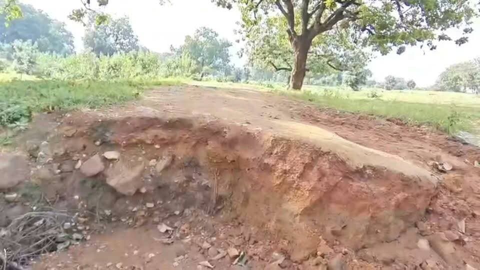 धनवाही लगवारी सड़क बारिस में बह गयी सड़क पर बना नाला आवाजाही हुई बंद
