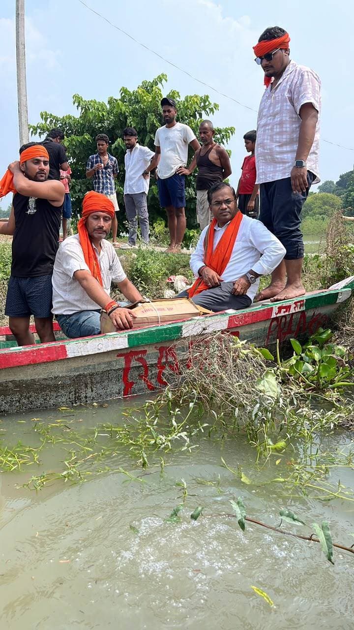 डॉ. मनोज सिंह ने जानजोखिम में डाल घर-घर पहुंचा बाढ़ पीड़ितों के बीच राहत सामग्री
समस्तीपुर: समस्तीपुर के सुप्रसिद्ध चिकित्सक एवं श्री रामचंद्र सेवा ट्रस्ट के संस्थापक डॉ. मनोज कुमार सिंह ने आज मोहिउद्दीननगर के बाढ़ प्रभावित क्षेत्रों में राहत सामग्री का वितरण किया। डॉ. सिंह ने अपनी टीम के साथ नाव के सहारे बाढ़ में घिरे गांवों तक पहुंचकर सैकड़ों बाढ़ पीड़ित परिवारों के बीच राहत सामग्री पहुंचाई। राहत पैकेट में सूखा खाद्य पदार्थ, मोमबत्ती, माचिस, जरूरत की दवाएं, ओआरएस घोल और पीने का शुद्ध पानी शामिल था। डॉ. सिंह ने कहा आपदा की इस घड़ी में हर पीड़ित तक मदद पहुंचाना ही सबसे बड़ी सेवा है। हमारा ट्रस्ट इस संकट की घड़ी में हर जरूरतमंद के साथ खड़ा है। इस राहत कार्य में उनके साथ भाजपा नेता कृष्णा कुमार, , राधे श्याम, सुमित अमरेश , उत्सव विकास, ज्योति सहित कई लोग मौजूद रहे।