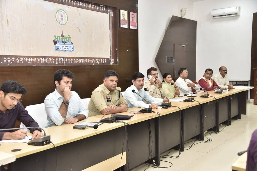 बस्तर में सेवा, सहभागिता और संकल्प का एक माह।
प्रधानमंत्री श्री नरेंद्र मोदी के 25 वर्षों के राष्ट्र सेवा, सुशासन और समर्पण भाव को समर्पित सेवा संकल्प अभियान 17 सितंबर से 17 अक्टूबर तक आयोजित होगा।
अभियान का आगाज 17 सितंबर को शाम 7 बजे सिरहासार चौक पर ‘आशीर्वाद का दीया’ कार्यक्रम से होगा, जहां सवा लाख दीप प्रज्वलित किए जाएंगे। 🪔
इसके साथ 25 चयनित गांवों में दीप प्रज्वलन, 760 पौधों का रोपण, स्वैच्छिक रक्तदान, ‘नमो सेवा गाथा’ नुक्कड़ नाटक, बच्चों के लिए रचनात्मक प्रतियोगिताएं, 25 दिनों का स्वच्छता अभियान और ‘आंगन का उत्सव’ जैसी गतिविधियां होंगी।
बस्तर की सामूहिक भागीदारी से सेवा संकल्प को जन-जन तक पहुंचाने का प्रयास।