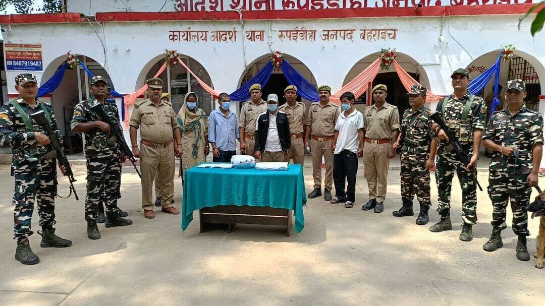 बहराइच पुलिस की अवैध मादक द्रव्यों की तस्करी के विरुद्ध बड़ी कार्यवाही*
- *तस्करी में सम्मिलित नेपाल राष्ट्र के नागरिक पति-पत्नी व उनके सहयोगी बस चालक व सह चालक सहित कुल 04 अभियुक्तगण गिरफ्तार*
- *04.917 किग्रा अवैध अफीम बरामद*
- बरामद अफीम की अंतर्राष्ट्रीय बाजार में अनुमानित कीमत ₹60 लाख
- तस्करी में प्रयुक्त ट्रैवलर वाहन, 04 मोबाइल, भारतीय/नेपाली रुपये बरामद
पुलिस अधीक्षक बहराइच श्री विश्वजीत श्रीवास्तव के निर्देशन में मादक पदार्थ की तस्करी की रोकथाम व अपराध एवं अपराधियों पर अंकुश लगाने हेतु की जा रही कार्यवाही के क्रम में अपर पुलिस अधीक्षक ग्रामीण श्री दुर्गा प्रसाद तिवारी एवं क्षेत्राधिकारी नानपारा श्री चित्रांशु गौतम के पर्यवेक्षण में प्रभारी निरीक्षक श्री हरेन्द्र कुमार मिश्र के नेतृत्व में पुलिस व एसएसबी की संयुक्त टीम को मिली सफलता ।
संक्षिप्त विवरणः-
पुलिस अधीक्षक महोदय द्वारा अवैध मादक पदार्थों की तस्करी व विक्रय पर रोकथाम हेतु दिये गये आदेशों निर्देशों के क्रम में प्रभारी निरीक्षक श्री हरेन्द्र कुमार मिश्र के कुशल नेतृत्व में थाना रुपईडीहा पुलिस व एसएसबी की संयुक्त टीम द्वारा दिनांक 09.09.2026 को थाना रुपईडीहा क्षेत्रान्तर्गत भारत-नेपाल सीमा से बहराइच मार्ग पर जैतापुर मोड़ से पहले पुराने बस स्टाप के पास से एक ट्रैवलर वाहन नं0 HP01A8898 को रोककर चेक किया गया तो टैवलर वाहन में यात्री के रूप में सवारी कर रहे नेपाली नागरिक चट्टान बसनेर एवं उसकी पत्नी गीता खत्री के कब्जे से एक काले रंग के बैग में कुल 04.917 किलोग्राम अवैध अफीम बरामद हुई। चट्टान बसनेर व गीता खत्री उक्त अवैध अफीम को ट्रैवलर चालक राम कुमार पुत्र टीकाराम एवं सह-चालक देवेन्द्र बुढा पुत्र श्रीधन बहादुर सिंह के सहयोग से लेकर जा रहे थे। इस प्रकार कुल 04 अभियुक्तगण 1.चट्टान बसनेर, 2.गीता खत्री पत्नी चट्टान बसनेर, 3.राम कुमार पुत्र टिकाराम, 4.देवेन्द्र बुढा पुत्र श्रीधन बहादुर सिंह को नियमानुसार हिरासत में लेकर बरामदगी के आधार पर थाना रूपईड़ीहा पर मु0अ0सं0 -241/2026 धारा 8/18/29/60 NDPS ACT व 61(2) बीएनएस पंजीकृत किया गया तथा गिरफ्तार अभियुक्तगण के विरुद्ध आवश्यक वैधानिक कार्यवाही पूर्ण कर अग्रिम कार्यवाही हेतु माननीय न्यायालय रवाना किया गया ।
गिरफ्तार अभियुक्तगण विवरण-
1. चट्टान बसनेर निवासी ग्राम बारेकोट वार्ड NO. 05 थाना सिलिंगी जिला जाजरकोट राष्ट्र नेपाल
2. गीता खत्री पत्नी चट्टान बसनेर निवासी ग्राम बारेकोट वार्ड NO. 05 थाना सिलिंगी जिला जाजरकोट राष्ट्र नेपाल
3. देवेन्द्र बुढा पुत्र श्रीधन बहादुर सिह निवासी दारलिग वार्ड न0 4 थाना बुर्ती बंगलो प्रदेश बागमति, राष्ट्र नेपाल
4. राजकुमार पुत्र टिकाराम निवासी ग्राम सिह निवास नार्थ ओक संजौली आर 1 टी थाना संजौली जिला शिमला हिमांचल प्रदेश
o पंजीकृत अभियोग का विवरणः-
मु0अ0सं0 241/2026 धारा 8/18/29/60 NDPS ACT व 61(2) बीएनएस थाना रुपईडीहा जनपद बहराइच
o बरामदगी का विवरण-
1. 4.917 ग्राम नाजायज अफीम
2. एक ट्रैवलर्स वाहन HP01A8898
3. 04 अदद मोबाइल फोन (टेक्नो स्पार्क 8, Poco C51, Oppo ऱायनो 2Z, Oppo 17 प्रो
4. 4310 रूपये नेपाली व 6510 रूपये भारतीय
o अपराधिक इतिहास-
मु0अ0सं0-241/26 धारा 8/18/29/60 NDPS ACT व 61(2) बीएनएस थाना रुपईडीहा जनपद बहराइच
o पुलिस टीम
रुपईडीहा
प्र0नि0 श्री हरेन्द्र कुमार मिश्र
नि0अ0 श्री गणेश तिवारी
उ0नि0 श्री धर्मेन्द्रसिंह
हे0का0 उमेश यादव
का0 सोविन्द्र यादव
का0 रविन्द्र यादव
का0 अभिषेक सिंह
का0 अभिषेक राय
म0का0 निहारिका मौर्या
म0का0 शालिनी यादव
एसएसबी टीम
डिप्टी कमाण्डेन्ट श्री शशि भूषण
SI/GD भूपेन्द्र सिंह
CT/GD दुर्गेश कुमार शुक्ला
CT/GD विनोद कुमार
CT/GD पंकज कुमार
CT/GD दीनदयाल चौहान
डाग हैण्डलर CT/GD सौरभ जोशी मय डाग मारिया
F COY 42 BN SSB बहराइच