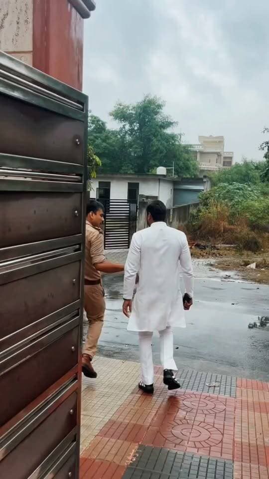 सत्ता के दबाव में किसी जनप्रतिनिधि को पुलिस के द्वारा रोका जाना कितना सही है,,
कृपया अपनी राए जरूर रखें,,
Bahraich Police #वायरल