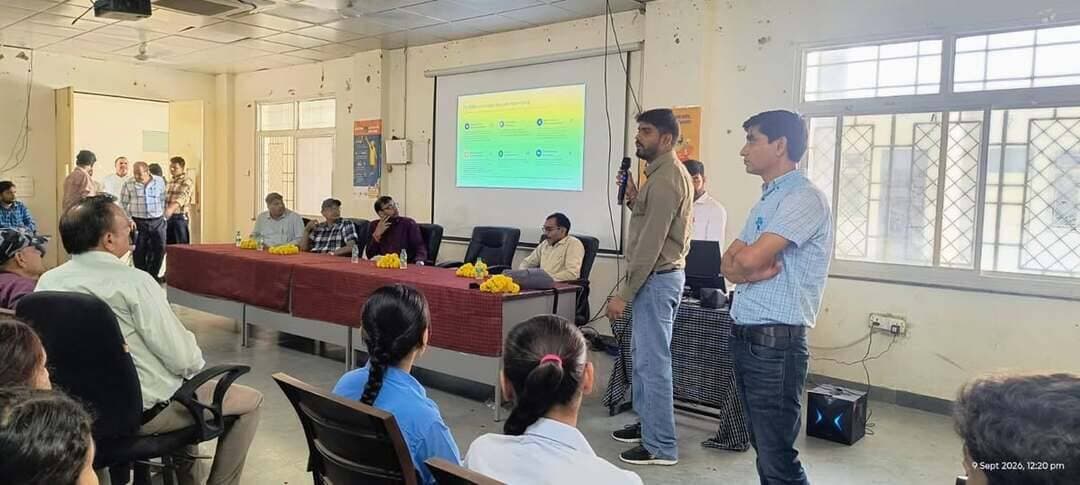 शासकीय संभागीय आईटीआई भिण्ड में इंडिया स्किल्स कंप्टीशन 2026-28 हेतु जागरूकता कार्यशाला का हुआ आयोजन
इंडिया स्किल्स कंप्टीशन 2026-28 में अधिकाधिक युवाओं की सहभागिता एवं पंजीयन सुनिश्चित करने के उद्देश्य से शासकीय संभागीय औद्योगिक प्रशिक्षण संस्थान (संभागीय आईटीआई) भिण्ड में 09 सितम्बर 2026 को जागरूकता कार्यशाला आयोजित की गई।
कार्यशाला में सहायक संचालक श्री नरेश कुमार द्वारा इंडिया स्किल्स कंप्टीशन की प्रक्रिया, विभिन्न स्तरों पर उपलब्ध अवसरों एवं पंजीयन प्रक्रिया के संबंध में जानकारी प्रदान की गई।
कार्यशाला में श्री पुष्कर बंसल, प्राचार्य, संभागीय आईटीआई भिण्ड सहित संबंधित डिस्ट्रिक्ट स्किल कॉर्डिनेटर आईटीआई एवं अन्य शैक्षणिक संस्थानों के प्रतिनिधि तथा विद्यार्थी उपस्थित रहे।
विद्यार्थियों को अपने कौशल एवं प्रतिभा को जिला स्तर से आगे बढ़ाकर राज्य, क्षेत्रीय एवं राष्ट्रीय स्तर पर प्रदर्शित करने के अवसरों के संबंध में जानकारी दी गई।
कार्यशाला में उपस्थित अधिकारियों एवं संस्थानों के प्रतिनिधियों से अपने-अपने संस्थानों में जागरूकता-सह-पंजीकरण शिविर आयोजित कर पात्र एवं इच्छुक युवाओं का अधिकाधिक पंजीयन कराने का आग्रह किया गया।
इंडिया स्किल्स कंप्टीशन 2026-28 में पंजीयन की अंतिम तिथि 15 सितम्बर 2026 है। युवाओं से अपील की गई कि वे इस अवसर का लाभ उठाकर अपने कौशल का प्रदर्शन करें और मध्यप्रदेश एवं भारत का नाम रोशन करें।
#CMMadhyaPradesh
#JansamparkMP
Department of Skill Development, Madhya Pradesh
#भिण्ड
#Bhind