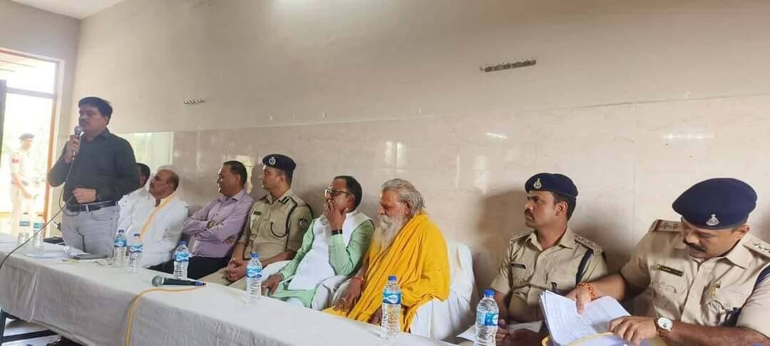 मंत्री श्री राकेश शुक्ला ने आगामी बुढ़वा मंगल को आयोजित होने वाले मेले की तैयारियों के संबंध में ली अधिकारियों की बैठक
नवीन एवं नवकरणीय ऊर्जा मंत्री श्री राकेश शुक्ला ने दंदरौआ धाम में आगामी 22 सितम्बर 2026, बुढ़वा मंगल को आयोजित होने वाले मेले की तैयारियों के संबंध में दंदरौआ धाम परिसर में अधिकारियों की बैठक ली। बैठक की अध्यक्षता महामण्डलेश्वर महंत श्री रामदास महाराज ने की।
इस अवसर पर पुलिस अधीक्षक श्री सूरज वर्मा, अपर कलेक्टर श्री राजन बी नाडिया, एसडीएम मेहगांव श्री नवनीत शर्मा, एसडीओपी श्री संजय कौच्छा, सीईओ जनपद मेहगांव श्री राजीव मिश्रा सहित अन्य अधिकारी एवं जनप्रतिनिधिगण उपस्थित रहे।
बैठक में नवकरणीय ऊर्जा मंत्री श्री शुक्ला ने कहा कि बुढ़वा मंगल के दिन मंदिर में भव्य मेले का आयोजन होगा। उन्होंने बुढ़वा मंगल से पूर्व बिजली एवं पानी की व्यवस्था, श्रद्धालुओं के लिए मंदिर में आने एवं दर्शन उपरांत निकासी की उचित व्यवस्था करने अधिकारियों को निर्देश दिए। उन्होंने कहा कि दूर दराज से आने वाले श्रद्धालुओं को हनुमान जी के दर्शन की सुविधा उपलब्ध कराई जाएगी।
अपर कलेक्टर श्री राजन बी नाडिया ने कहा कि मंदिर के अंदर कोई दुकान नहीं लगाई जाए। नाकों पर टेंट और कुर्सी की व्यवस्था, प्रकाश व्यवस्था की जाए। सड़क के अगल-बगल की झाड़ियां कटवाई जाएं ताकि श्रद्धालुओं को आने में सुगमता रहे। साथ ही फायर ब्रिगेड और साफ-सफाई की व्यवस्था करने अधिकारियों को निर्देश दिए।
उन्होंने कहा कि दर्शनार्थियों की सुविधा के लिए एलईडी स्क्रीन लगाई जाएगी। सुरक्षा की दृष्टि से सीसीटीवी कैमरे लगाने, जगह-जगह अस्थाई शौचालय की व्यवस्था करने के निर्देश भी दिए।
एसडीएम श्री नवनीत शर्मा ने कहा कि आगामी 22 सितम्बर बुढ़वा मंगल को दंदरौआ मेला में तीनों गेट पर एम्बुलेंस, अस्थाई अस्पताल, महिला डॉक्टर, कंट्रोल रूम की व्यवस्था करना सुनिश्चित करें। निर्बाध विद्युत आपूर्ति सुनिश्चित की जाए, मेला अवधि में बिजली नहीं जाना चाहिए।
बेरिकेडिंग, शुद्ध पेयजल की व्यवस्था के लिए टैंकर की व्यवस्था, रास्ते में जगह-जगह पीने के पानी की व्यवस्था भी स्थानीय स्तर पर कराने निर्देश दिए।
#CMMadhyaPradesh
#JansamparkMP
New & Renewable Energy Department, Madhya Pradesh
#भिण्ड
#Bhind