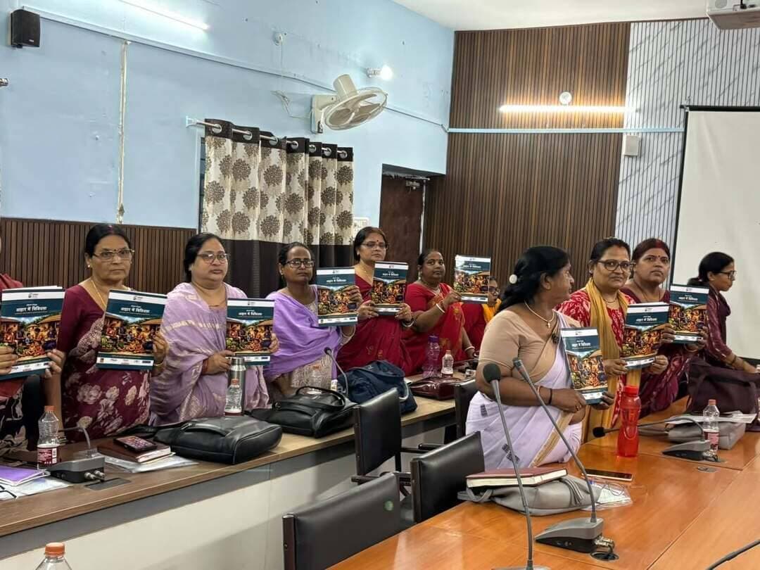 राष्ट्रीय पोषण माह-2026 के सफल एवं प्रभावी क्रियान्वयन को लेकर श्रीमती कुमारी पूनम, जिला प्रोग्राम पदाधिकारी आईसीडीएस की अध्यक्षता में बैठक आयोजित की गई। बैठक में राष्ट्रीय पोषण माह के दौरान आयोजित होने वाली विभिन्न गतिविधियों, विभागीय दायित्वों तथा आपसी समन्वय को लेकर विस्तार से चर्चा की गई।
बैठक में बताया गया कि राष्ट्रीय पोषण माह 9 सितंबर से 8 अक्टूबर 2026 तक मनाया जाएगा। इस वर्ष की थीम “हमारी आंगनबाड़ी, हमारी जिम्मेदारी” है। अभियान के दौरान संतुलित एवं पौष्टिक भोजन, बच्चों के उचित शारीरिक एवं मानसिक विकास तथा बेहतर पोषण के प्रति लोगों को जागरूक किया जाएगा।
राष्ट्रीय पोषण माह के अंतर्गत आहार विविधता, बच्चों के लिए पौष्टिक भोजन, पोषण एवं प्रारंभिक विकास तथा जन-जागरूकता से संबंधित विभिन्न गतिविधियों का आयोजन किया जाएगा। आंगनबाड़ी केंद्रों पर ताजा एवं गर्म पका भोजन उपलब्ध कराने पर विशेष ध्यान दिया जाएगा।
बैठक में यह भी निर्णय लिया गया कि पोषण माह के दौरान विभिन्न विभागों के समन्वय से जागरूकता कार्यक्रम आयोजित किए जाएंगे, ताकि आमजन तक संतुलित एवं पौष्टिक भोजन के महत्व का संदेश पहुंचाया जा सके। प्रधानमंत्री मातृ वंदना योजना सहित मातृ एवं शिशु स्वास्थ्य से संबंधित योजनाओं के प्रति भी लोगों को जागरूक किया जाएगा।
राष्ट्रीय पोषण माह को सफल बनाने के लिए सभी संबंधित विभागों की सक्रिय भागीदारी आवश्यक है। अभियान के माध्यम से शेखपुरा जिले में पोषण संबंधी व्यवहार परिवर्तन और जनभागीदारी को बढ़ावा देने का प्रयास किया जाएगा।
बैठक में सभी बाल विकास परियोजना पदाधिकारी, जिला समन्वयक पोषण अभियान, जेंडर स्पेशलिस्ट, सभी महिला पर्यवेक्षिका, सहयोगी संस्था आईडीएफ सहित अन्य लोग उपस्थित रहे।
Information & Public Relations Department, Government of Bihar
Apna Sheikhpura
ICDS Directorate Bihar