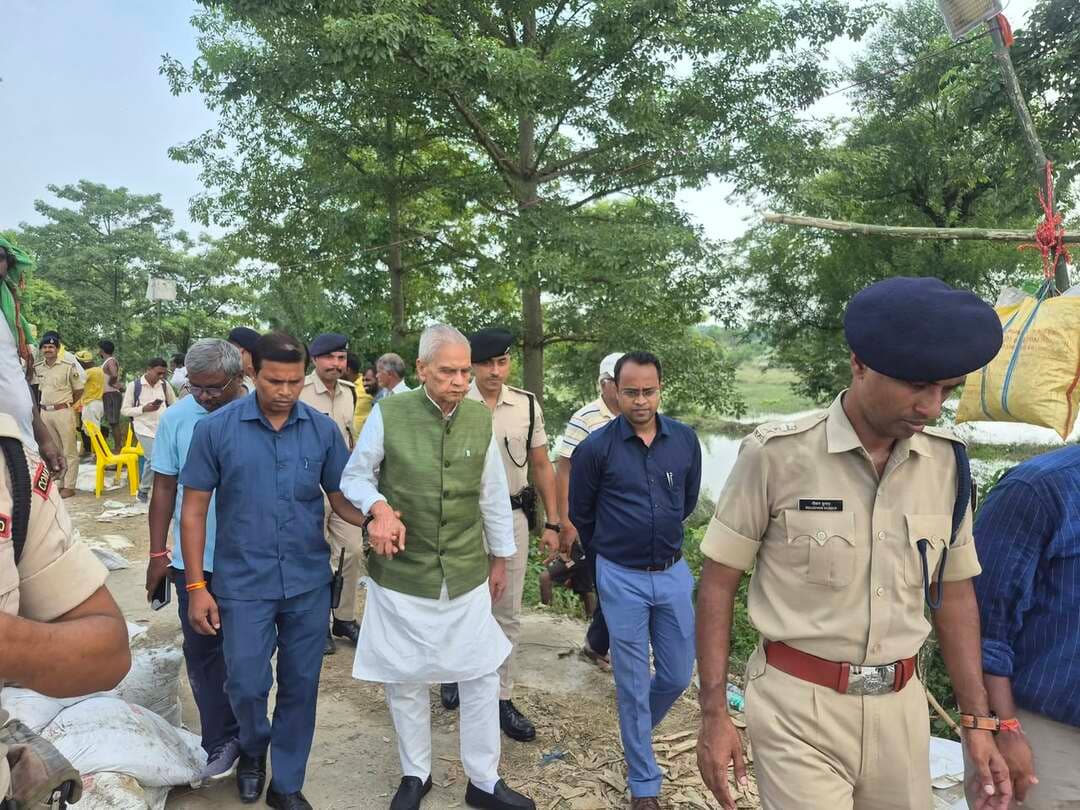 माही नदी के क्षतिग्रस्त तटबंध की दो दिनों में हुई मरम्मत, उपमुख्यमंत्री ने किया स्थलीय निरीक्षण
जिला प्रशासन एवं अभियंत्रण विभाग की त्वरित कार्रवाई की सराहना, बाढ़ अवधि तक पूरी मुस्तैदी बनाए रखने का निर्देश*
सारण। बाढ़ प्रभावित सारण जिले में जिला प्रशासन एवं जल संसाधन विभाग की तत्परता और अभियंत्रण टीम की त्वरित कार्रवाई के फलस्वरूप माही नदी के दाएं तटबंध के 11.90 किलोमीटर बिंदु पर हुई टूटन की मरम्मत मात्र दो दिनों में पूरी कर ली गई। तटबंध की टूटन को प्रभावी ढंग से बंद करते हुए नदी के बहाव को पूर्णतः नियंत्रित कर लिया गया है।
गत 06 सितंबर 2026 को गंगा नदी के उच्चतम जलस्तर के कारण उत्पन्न बैकवॉटरिंग की स्थिति के फलस्वरूप माही नदी के दाएं तटबंध के 11.90 किलोमीटर बिंदु पर तटबंध क्षतिग्रस्त होकर टूट गया था। इसकी सूचना प्राप्त होते ही जल संसाधन विभाग के मुख्य अभियंता, बाढ़ संघर्षात्मक कार्य के अध्यक्ष तथा कार्यपालक अभियंता, बाढ़ नियंत्रण एवं जल निसरण प्रमंडल, छपरा के नेतृत्व में तकनीकी टीम द्वारा तत्काल स्थल पर पहुंचकर युद्धस्तर पर बाढ़ संघर्षात्मक कार्य प्रारंभ किया गया।
अभियंत्रण विभाग की टीम द्वारा लगातार दिन-रात कार्य करते हुए आवश्यक तकनीकी उपाय एवं संसाधन जुटाकर 08 सितंबर 2026 की रात तक तटबंध की टूटन की मरम्मत कर ली गई तथा नदी के बहाव को पूर्णतः रोक दिया गया। इस त्वरित कार्रवाई से संभावित रूप से उत्पन्न होने वाली गंभीर स्थिति को नियंत्रित करने में महत्वपूर्ण सफलता मिली।
तटबंध की मरम्मत का यह कार्य जिला पदाधिकारी, सारण श्री वैभव श्रीवास्तव के कुशल मार्गदर्शन, नियमित पर्यवेक्षण एवं सतत मॉनिटरिंग में संपन्न कराया गया। जिला प्रशासन द्वारा स्थल की स्थिति पर लगातार निगरानी रखते हुए अभियंत्रण विभाग के पदाधिकारियों एवं तकनीकी टीम के साथ निरंतर समन्वय स्थापित किया गया, जिसके परिणामस्वरूप अत्यंत कम समय में टूटन की मरम्मत संभव हो सकी।
आज दिनांक 09 सितंबर 2026 को माननीय उपमुख्यमंत्री-सह-प्रभारी मंत्री, सारण श्री विजेंद्र प्रसाद यादव द्वारा माही नदी के उक्त तटबंध स्थल का स्थलीय निरीक्षण किया गया। उन्होंने तटबंध की मरम्मत कार्य की स्थिति का जायजा लिया तथा मौके पर उपस्थित अधिकारियों से किए गए कार्य एवं वर्तमान स्थिति की जानकारी ली।
माननीय उपमुख्यमंत्री ने तटबंध की टूटन की शीघ्र मरम्मत एवं नदी के बहाव को नियंत्रित करने के लिए जिला प्रशासन, पूरी प्रशासनिक टीम तथा जल संसाधन विभाग के मुख्य अभियंता, बाढ़ संघर्षात्मक कार्य के अध्यक्ष, कार्यपालक अभियंता, बाढ़ नियंत्रण एवं जल निसरण प्रमंडल, छपरा एवं उनकी तकनीकी टीम द्वारा किए गए त्वरित एवं प्रभावी कार्य की सराहना की।
उन्होंने अधिकारियों को निर्देश दिया कि बाढ़ की अवधि समाप्त होने तक पूरी मुस्तैदी एवं सतर्कता बनाए रखें। साथ ही तटबंधों एवं अन्य संवेदनशील स्थलों की लगातार निगरानी करने तथा किसी भी प्रकार की क्षति अथवा संभावित खतरे की सूचना प्राप्त होते ही तत्काल आवश्यक कार्रवाई सुनिश्चित करने का निर्देश दिया।
जिला प्रशासन एवं जल संसाधन विभाग द्वारा बाढ़ की वर्तमान परिस्थिति को देखते हुए जिले के संवेदनशील तटबंधों एवं स्थलों की सतत निगरानी एवं नियमित निरीक्षण किया जा रहा है। प्रशासन एवं अभियंत्रण विभाग की टीमें किसी भी आकस्मिक परिस्थिति से निपटने के लिए पूरी तरह मुस्तैद हैं।