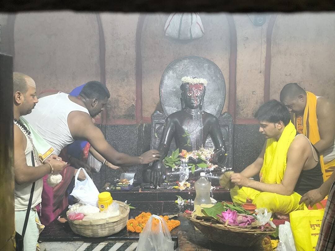 बाबा मंदिर प्रांगण स्थित भैरव चतुर्दशी पर महाकाल भैरव का वार्षिक पूजन उत्सव पर परंपरागत तरीके से पूजा अर्चना करते पुजारी व तीर्थ पुरोहित