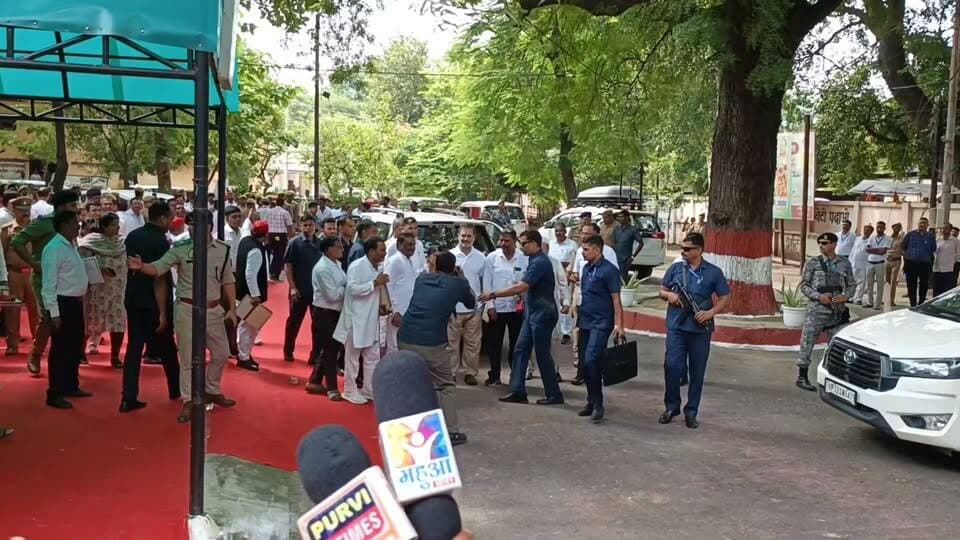 चिल्लाते रहे मीडिया कर्मी,राहुल गांधी हुए रफू चक्कर
रायबरेली में जिला अनुश्रवण समिति की बैठक में कवरेज करने के लिए करीब 4 घंटे से बचत भवन के बाहर बांस बल्लियों और सुरक्षा व्यवस्था के बीच बंधे बैठे सैकड़ो पत्रकार इस इंतजार में थे कि,जिले के सांसद बाहर निकलेंगे और उनसे दिशा में हुई बैठक को लेकर रायबरेली की दशा पर चर्चा करेंगे और सवाल पूछेंगे,लेकिन वह तो मीडिया की तरफ मुड़कर भी नहीं देखे,सिर्फ अपने पदाधिकारियों के साथ फोटो खींचने के लिए गाड़ी के पीछे आए और फोटो खींचाने के बाद सीधा गाड़ी में बैठे और निकल गए एक बयान के लिए राहुल जी राहुल जी मीडिया कर्मी,चिल्लाते रहे लेकिन राहुल गांधी हुए रफू चक्कर हो गए।राहुल गांधी जिस जिले के सांसद है उस जिले के लोगों से वार्ता ना करना कहीं ना कहीं सवाल जरूर खड़े करता है। क्या सिर्फ आपके चुनाव में ही मीडिया मदद करें तो क्यों, ऐसे कई सारे सवाल है जो राहुल गांधी अपने पीछे छोड़ गए हैं।
@highlight