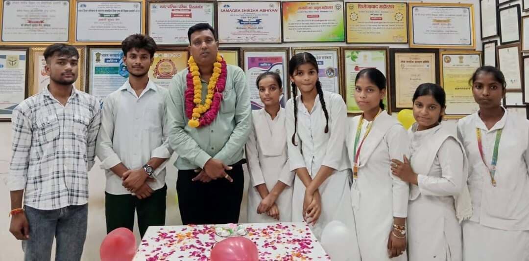 फिरोजाबाद: सिरसागंज के शिक्षक का बढ़ा मान, CM योगी ने दिया राज्य अध्यापक पुरस्कार
सिरसागंज:- श्री महावीर दिगम्बर जैन इंटर कॉलेज के नागरिक शास्त्र प्रवक्ता अश्वनी कुमार जैन को गोरखपुर में आयोजित कार्यक्रम में प्रदेश के मुख्यमंत्री योगी आदित्यनाथ द्वारा राज्य अध्यापक पुरस्कार (मानविकी वर्ग) से सम्मानित किया गया।
क्यों मिला पुरस्कार?
अश्वनी जैन को यह सम्मान नागरिक शास्त्र विषय में नामांकन बढ़ाने, विषय को रुचिकर बनाने और नवाचार के लिए दिया गया। उन्होंने नागरिक शास्त्र मेला, भारतीय संसद का निर्माण, संविधान प्रस्तावना पाठ, संविधान क्विज, पोस्टर प्रतियोगिता, वीडियो क्लास, शैक्षिक भ्रमण, TLM से पढ़ाई जैसे कई प्रयोग किए। साथ ही स्वच्छ भारत अभियान के ब्रांड एम्बेसडर, सड़क सुरक्षा, मेरी माटी मेरा देश, आजादी का अमृत महोत्सव जैसे कार्यक्रमों में भी अग्रणी भूमिका निभाई।
साइंस घर में अभिनंदन -
प्रदेश स्तर पर सम्मान मिलने से जिले के शिक्षकों और छात्रों में खुशी है। जनपद के प्रथम साइंस घर के आयोजक अश्वनी जैन का साइंस घर के सदस्यों ने माल्यार्पण कर, केक काटकर अभिनंदन किया और आशीर्वाद लिया।
इस मौके पर अश्वनी जैन ने कहा - _"काम ही पहचान है, शिक्षक का कर्तव्य केवल किताबें पढ़ाना नहीं, बल्कि छात्रों में रचनात्मक सोच और सामाजिक जिम्मेदारी विकसित करना भी है।"_
इस अवसर पर विल्सन कुमार, अनुराग सिंह, शिवानी, रिंकल, प्रियांशी, काजल, सोनम आदि मौजूद रहे।
#Firozabad #SirsaGanj #StateTeacherAward #AshwaniKumarJain #CMYogi