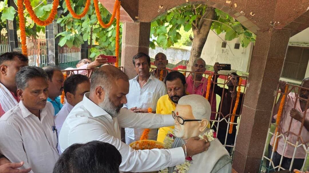 पूर्व सांसद राजो सिंह की 21 वीं पुण्यतिथि श्रद्धापूर्वक आयोजित, सर्वदलीय नेताओं ने दी श्रद्धांजलि।
शेखपुरा कांग्रेस के वरिष्ठ नेता रहे पूर्व सांसद राजो सिंह की 21 वीं पुण्यतिथि बुधवार को जिले में जगह जगह श्रद्धापूर्वक मनाई गई। मुख्य समारोह जिला कांग्रेस कार्यालय आजाद हिन्द आश्रम, शेखपुरा में जिला कांग्रेस अध्यक्ष आनंदी यादव की अध्यक्षता में आयोजित की गई। जिसमें बरबीघा के पूर्व जदयू विधायक सुदर्शन कुमार ,शेखपुरा के पूर्व राजद विधायक विजय सम्राट , पूर्व कांग्रेस जिला अध्यक्ष कुमार सत्यजीत , शिव शंकर महतो, जितेंद्र नाथ ,राहुल कुमार सहित सैकड़ों की संख्या में विभिन्न राजनीतिक दलों के नेताओं ,पंचायत प्रतिनिधियों और समर्थकों ने भाग लिया। उपस्थित सभी लोगो ने पार्टी कार्यालय परिसर स्थित दिवंगत राजो बाबू की प्रतिमा पर फूल माला पहना कर उन्हें श्रद्धांजलि अर्पित किया।
इस अवसर पर जिले के कांग्रेस के वरिष्ठ नेता राम कृष्ण सिंह उर्फ नेता जी, गोवर्धन सिंह , गंगा कुमार यादव, उचित यादव, श्रवण सिंह, पूर्व प्राचार्य डॉ रमाकांत सिंह, पूर्व मुखिया राजेश रंजन सिंह उर्फ गुरु जी , पूर्व मुखिया कारू सिंह , व्यापार मंडल अध्यक्ष पोषण सिंह , पूर्व मुखिया शैलेंद्र सिंह ,पूर्व पैक्स अध्यक्ष मकेश्वर पासवान, मो मुआजम्म, मो मुश्ताक खां,प्रिंस कुमार , पूर्व मुखिया नवीन कुमार,केदार राम, अमीर मंडल, पिंटू कुमार ,शक्ति सिंह ,इरशाद अंसारी, अजय कुमार उर्फ मंटू साव ,लखन महतो,प्रमोद यादव सहित स्थानीय गणमान्य नागरिकों ने बड़ी संख्या में उपस्थित होकर स्वर्गीय राजो बाबू की प्रतिमा पर पुष्प अर्पित कर उन्हें श्रद्धासुमन अर्पित किया। श्रद्धांजलि सभा को संबोधित करते हुए पूर्व विधायक सुदर्शन कुमार एवं विजय सम्राट ने कहा कि स्वर्गीय राजो बाबू का जीवन त्याग, सेवा और समर्पण का प्रतीक था। शेखपुरा के सामाजिक और राजनीतिक जीवन में उनका योगदान अविस्मरणीय है। मौके पर जितेंद्र नाथ ने कहा कि उनके बताए मार्ग पर चलना ही उनके प्रति सच्ची श्रद्धांजलि होगी।कार्यक्रम में उपस्थित अन्य वक्ताओं ने भी उनके व्यक्तित्व और कृतित्व पर प्रकाश डाला और प्रखंड अध्यक्ष दीपक कुमार ने उनके विचारों को जन-जन तक पहुंचाने का संकल्प लिया।
अंत में दो मिनट का मौन रखकर उनकी आत्मा की शांति के लिए प्रार्थना की गई।