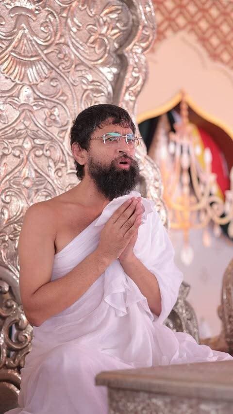 "गुरु कृपा ही सन्मार्ग का आधार है।"
पर्युषण महापर्व के पावन अवसर पर श्री जीरावला पार्श्वनाथ जैन श्वेतांबर तीर्थ में शासनप्रेमी पंन्यास प्रवर श्री निरागरत्न विजय जी म.सा. के दर्शन एवं वंदन का परम सौभाग्य प्राप्त हुआ।
पूज्य गुरुदेव के चरणों में शीश नवाकर आशीर्वाद ग्रहण किया। गुरुदेव ने सत्य, धर्म और सेवा के मार्ग पर अग्रसर रहने की प्रेरणा दी। इस आध्यात्मिक पर्व में गुरु वंदना कर मन कृतज्ञता और सकारात्मक ऊर्जा से भर गया।
📍 श्री जीरावला पार्श्वनाथ जैन श्वेतांबर मंदिर
"आपका विश्वास, वार्ड 76 का विकास"
आपकी अपनी बेटी व बहू,
इंदिरा डांगी
प्रत्याशी - वार्ड 76, उदयपुर नगर निगम
#ParyushanMahaparv #Jainism #GuruKripa #IndiraDangi #Blessings DharmikDarshan JirawalaParshwanath
