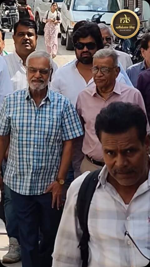 वार्ड नंबर 21 में पूर्व विधानसभा अध्यक्ष डॉ. सी.पी. जोशी ने किया मतदान
नाथद्वारा में चुनावी माहौल के बीच पूर्व विधानसभा अध्यक्ष डॉ. सी.पी. जोशी ने वार्ड नंबर 21 में पहुंचकर अपने मताधिकार का प्रयोग किया। मतदान केंद्र पर पहुंचकर उन्होंने लोकतंत्र के इस महत्वपूर्ण पर्व में भागीदारी निभाई और मतदाताओं से भी अधिक से अधिक संख्या में मतदान करने की अपील की।
डॉ. जोशी के मतदान केंद्र पहुंचने के दौरान कार्यकर्ताओं और समर्थकों में भी उत्साह नजर आया। नाथद्वारा में चुनावी हलचल के बीच अब सभी की निगाहें मतदान के बाद आने वाले परिणामों पर टिकी हैं।
📍 वार्ड नंबर 21 | नाथद्वारा
📰 Nathdwara Blog
