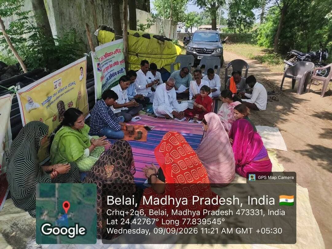 ग्राम सागर में " माटी गणेश सिद्ध गणेश " प्रशिक्षण आयोजित
--
मध्यप्रदेश जन अभियान परिषद विकासखंड मुंगावली में सेक्टर गुपलिया के प्रस्फुटन ग्राम सागर में " माटी गणेश सिद्ध गणेश " प्रशिक्षण कार्यक्रम ब्लॉक समन्वयक श्रीमती वंदना सगर के मार्गदर्शन में आयोजित हुआ । ब्लॉक समन्वयक द्वारा प्रशिक्षण कार्यक्रम के उद्देश्य के बारे में विस्तृत जानकारी दी गई । माटी गणेश सिद्ध गणेश प्रशिक्षण में प्रशिक्षक करण सिंह प्रजापति द्वारा मिट्टी से गणेश जी की मूर्ति तैयार कर सभी नवांकुर सखी , प्रस्फुटन समिति एवं सीएमसीएलडीपी छात्र छात्राओं को प्रशिक्षित किया । कार्यक्रम में नवांकुर अध्यक्ष शेर सिंह यादव द्वारा भी अपने विचार व्यक्त किए। मेंटर्स प्रवीण चौबे द्वारा दस्तावेजीकरण व सीएमसीएलडीपी प्रवेश हेतु प्रेरित किया गया ।
इस प्रशिक्षण कार्यक्रम में नवांकुर सखियाँ ,प्रस्फुटन समिति अध्यक्ष कमल सिंह यादव , उदयभान सिंह यादव ढेंकन एवं सदस्य व एमएसडब्ल्यू/बीएसडब्ल्यू छात्र छात्राएं सहित ग्रामीण जन उपस्थित रहे ।
#ashoknagar