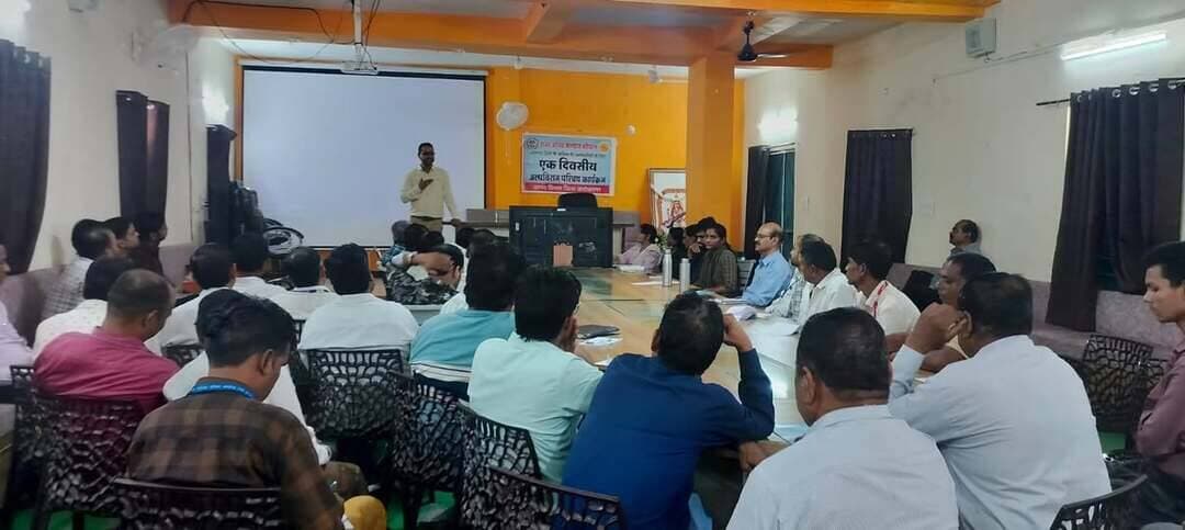 जब हम क्षमा मांग लेते है या क्षमा कर देते है तो जीवन में हल्कापन आता है -मास्टर ट्रेनर सतीश दुबे
राज्य आनंद संस्थान द्वारा अधिकारी एवं कर्मचारियों का प्रशिक्षण आयोजित
--
राज्य आनंद संस्थान द्वारा जिले के अधिकारी एवं कर्मचारियों के लिए तनावमुक्त जीवन, बेहतर समन्वय और कार्यक्षमता विकसित करने के उद्देश्य से आयोजित प्रशिक्षण बुधवार को जनपद पंचायत अशोकनगर के सभाकक्ष में आयोजित हुआ। कार्यक्रम का शुभारंभ सरस्वती माता का पूजन व प्रार्थना से हुआ।
आनंद विभाग के जिला संपर्क प्रमुख बलवीर सिंह बुंदेला ने विभाग का परिचय एवं प्रशिक्षण की रूपरेखा प्रस्तुत कर किया। इसके बाद उन्होंने ने आनंद की अवधारणा तथा विभाग के प्रमुख संकल्प ‘अल्पविराम’ पर विस्तार से जानकारी दी।
मास्टर ट्रेनर सतीश दुबे ने जीवन में क्षमा , धन्यवाद एवं कृतज्ञता के भावों के साथ जीवन के बेलेंस विषय पर सहभागितापूर्ण प्रस्तुति दी। वहीं मास्टर ट्रेनर श्रीमती सीमा रघुवंशी ने फ्रीडम ग्लास के माध्यम से स्वयं के अनुभव प्रतिभागियों के बीच रखे प्रशिक्षण में विभाग के मास्टर ट्रेनर कपिल रघुवंशी,वंदना शर्मा भी दौरान उपस्थित रहे।
कार्यक्रम में जिले के 7 विभागों के 48 अधिकारी एवं कर्मचारियों ने सहभागिता की। प्रशिक्षण के समापन पर प्रतिभागियों ने एक स्वर में कहा कि इस प्रकार के आयोजन वर्तमान समय में अत्यंत महत्वपूर्ण एवं आवश्यक हैं तथा भविष्य में भी ऐसे कार्यक्रम नियमित रूप से आयोजित किए जाने चाहिए।
#ashoknagar