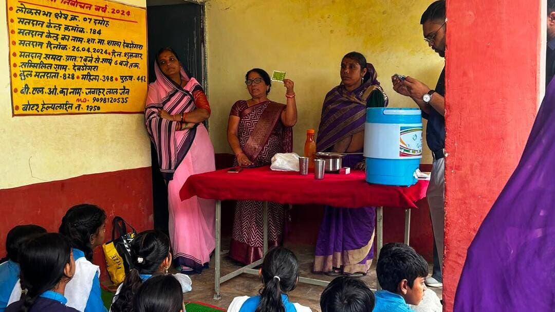 दस्तक अभियान के अंतर्गत हाथ धोने के महत्व, स्वच्छता एवं पोषण के प्रति जागरूकता बढ़ाने के उद्देश्य से TAF टीम द्वारा स्वास्थ्य विभाग, महिला एवं बाल विकास (WCD) विभाग तथा स्कूल शिक्षा विभाग के समन्वय से दमोह जिले के विभिन्न ब्लॉकों के माध्यमिक विद्यालयों में जागरूकता गतिविधि आयोजित की गई।
गतिविधि के दौरान चित्र कार्ड के माध्यम से कहानी एवं संवादात्मक प्रस्तुतीकरण के द्वारा विद्यार्थियों को प्रमुख स्वास्थ्य एवं पोषण संबंधी संदेश प्रभावी रूप से प्रदान किए गए। इसके साथ ही आशा कार्यकर्ता द्वारा ORS घोल तैयार करने की विधि तथा आंगनवाड़ी कार्यकर्ता द्वारा हाथ धोने की सही एवं निर्धारित प्रक्रिया का व्यावहारिक प्रदर्शन किया गया। पथरिया ब्लॉक में आयोजित गतिविधि में BCM एवं CHO तथा अन्य ब्लॉकों में AAA टीम की सहभागिता रही, जिससे गतिविधि को अधिक प्रभावी एवं सहभागितापूर्ण बनाने में सहयोग प्राप्त हुआ।