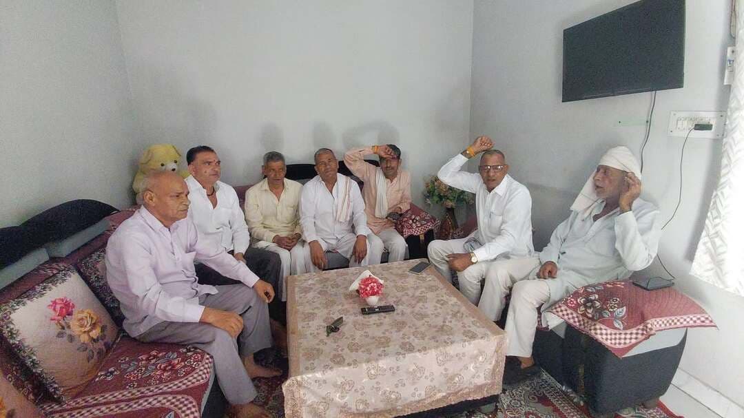 ग्रेटर नोएडा में 4 प्रतिशत आबादी भूखंड के मुद्दे को लेकर किसानों की पंचायत।
बिरौंडा गांव में 4 प्रतिशत आबादी भूखंड से वंचित किसानों ने पंचायत कर अपनी मांग को लेकर बड़ा फैसला लिया।
पंचायत में किसानों ने सर्वसम्मति से तय किया कि 20 सितंबर को चौधरी प्रकाश प्रधान और राकेश भाटी के नेतृत्व में किसान लखनऊ कूच करेंगे।
किसानों के मुताबिक, करीब 5-6 बसों और 5-6 कारों से सुबह 9 बजे लखनऊ के लिए रवाना होंगे।
किसानों का कहना है कि वे मुख्यमंत्री योगी आदित्यनाथ से मुलाकात कर अपनी समस्या से अवगत कराएंगे और जब तक उचित समाधान नहीं होता, तब तक लखनऊ से वापस नहीं लौटेंगे।
किसानों ने कहा कि लंबे समय से 4 प्रतिशत आबादी भूखंड की समस्या लंबित है। अब किसान एकजुट होकर अपनी आवाज सरकार तक पहुंचाएंगे।
पंचायत में किसानों ने 20 सितंबर को लखनऊ कूच करने और समाधान होने तक संघर्ष जारी रखने का संकल्प लिया।