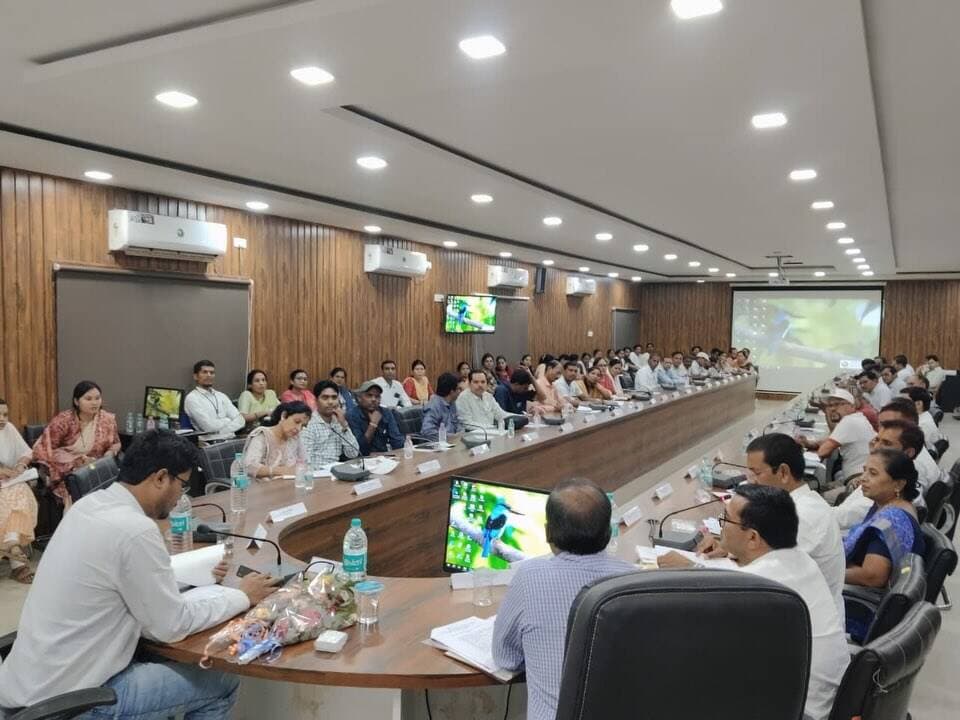 रेडक्रॉस सोसायटी कबीरधाम की बैठक में वार्षिक कार्ययोजना को लेकर महत्वपूर्ण निर्णय लिए गए।
प्राथमिक सहायता प्रशिक्षण, नियमित रक्तदान शिविर, वृक्षारोपण एवं आपदा राहत गतिविधियों को बढ़ावा देने पर जोर दिया गया।