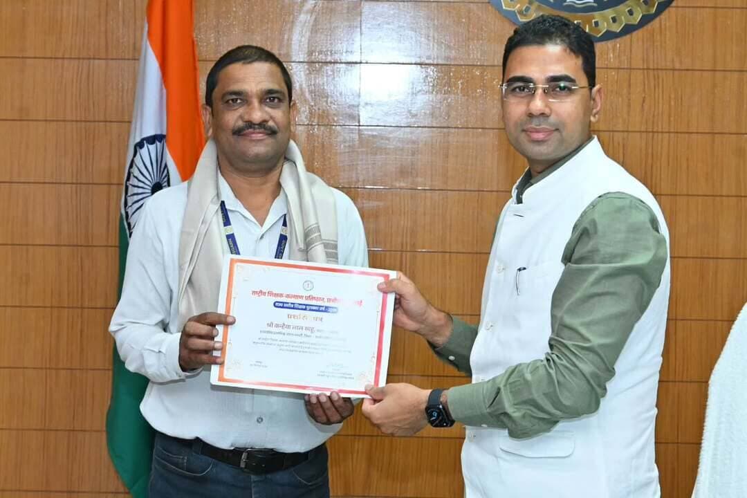 उत्कृष्ट कार्य के लिये जिले के दो शिक्षक कन्हैया साहू एवं विशेषर साहु राज्यपाल शिक्षक पुरस्कार से हुए सम्मानित।
कलेक्टर श्री कुलदीप शर्मा ने दी बधाई एवं शुभकामनायें।
#balodabazar
#chhattisgarh
#education
#राज्यपाल_शिक्षक_पुरस्कार