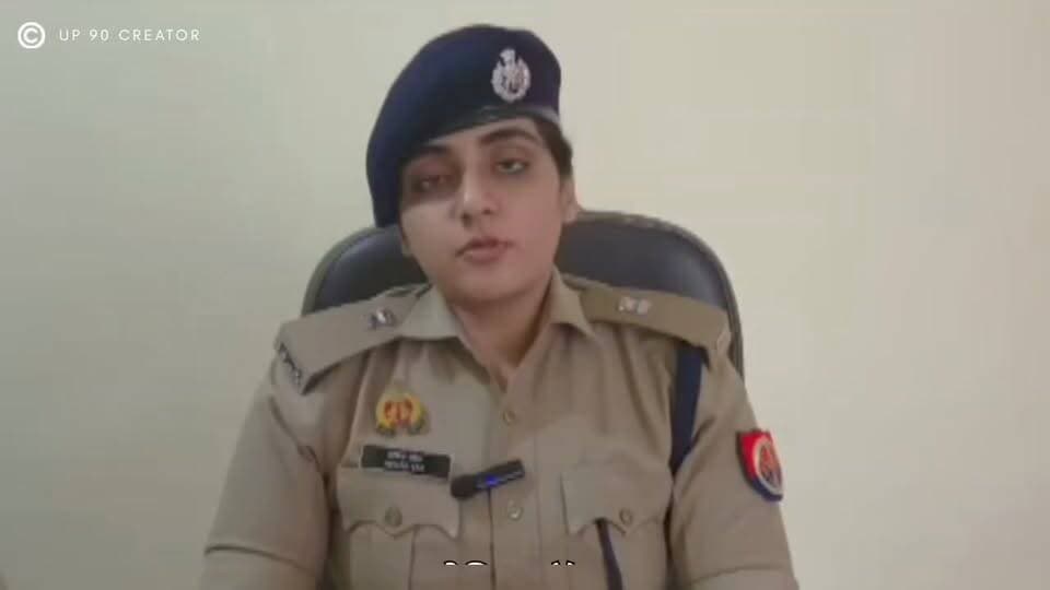 बाँदा पुलिस की बड़ी कार्रवाई!
थाना कोतवाली नगर पुलिस टीम द्वारा अवैध नकली एवं अपमिश्रित गुटखा फैक्ट्री का भंडाफोड़ करते हुए एक अभियुक्त को गिरफ्तार किया गया। मौके से गुटखा बनाने की मशीन, भारी मात्रा में अर्द्धनिर्मित गुटखा एवं निर्माण सामग्री सहित करीब 3.5 लाख रुपये का सामान बरामद किया गया।
पुलिस की इस कार्रवाई से अवैध गुटखा निर्माण एवं बिक्री पर अंकुश लगाने की दिशा में महत्वपूर्ण सफलता मिली है।
#UPPolice #पलाश_बंसल #BandaPolice