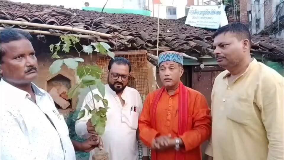गूलर नाका में वृक्षारोपण: बांदा रोटी बैंक सोसाइटी और गुलाब चंद्र कुशवाहा जी की संयुक्त पहल
बांदा, 09 सितंबर 2026। आज बांदा के गूलर नाका मोहल्ले में बांदा रोटी बैंक सोसाइटी और समाजसेवी गुलाब चंद्र कुशवाहा जी द्वारा संयुक्त रूप से वृक्षारोपण किया गया।
इस अवसर पर पौधे लगाकर पर्यावरण संरक्षण का संदेश दिया गया। वृक्षारोपण जैसे प्रयासों से समाज में हरियाली बढ़ाने और लोगों को प्रकृति के प्रति जागरूक करने की प्रेरणा मिलती है।
बांदा रोटी बैंक सोसाइटी और गुलाब चंद्र कुशवाहा जी का यह संयुक्त प्रयास पर्यावरण संरक्षण की दिशा में एक सराहनीय पहल है।
#Banda #Vriksharopan #BandaRotiBank
