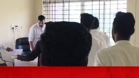 शाजापुर विधि महाविद्यालय में फीस वृद्धि पर हंगामा,छात्रों ने कुलपति के नाम ज्ञापन सौंपा, प्राचार्य पर अभद्रता का आरोप