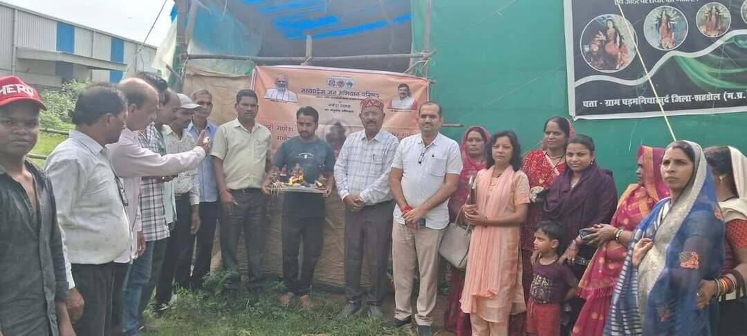 मिट्टी गणेश प्रतिमा स्थापित कर पर्यावरण संरक्षण का दे संदेश
...
माटी गणेश-सिद्ध गणेश अभियान के तहत आयोजित हुआ प्रशिक्षण
....
जिले में चलाए जा रहे माटी गणेश-सिद्ध गणेश अभियान के अंतर्गत पर्यावरण संरक्षण एवं संवर्धन को लेकर मध्य प्रदेश जन अभियान परिषद तथा नर्मदा समग्र के तत्वाधान में विकासखंड सोहागपुर के ग्राम पड़मनिया में सेक्टर स्तरीय प्रशिक्षण कार्यक्रम आयोजित किया गया। कार्यक्रम में ग्रामीणों, नवांकुर सखियों एवं अभियान से जुड़े कार्यकर्ताओं को मिट्टी से गणेश प्रतिमा बनाने का प्रशिक्षण दिया गया।
प्रशिक्षण के दौरान मूर्तिकार श्री ऋतिक गुप्ता ने प्रतिभागियों को मिट्टी से गणेश प्रतिमा तैयार करने की पूरी प्रक्रिया का व्यावहारिक प्रशिक्षण दिया। उन्होंने मिट्टी के चयन, प्रतिमा का आकार देने, विभिन्न अंगों को तैयार करने तथा प्राकृतिक रंगों के उपयोग की जानकारी दी। प्रतिभागियों ने स्वयं मिट्टी से गणेश प्रतिमा बनाकर प्रशिक्षण प्राप्त किया।
प्रषिक्षण कार्यक्रम में बताया गया कि गणेश उत्सव हमारी आस्था और संस्कृति से जुड़ा पर्व है। यदि गणेश प्रतिमाएं मिट्टी से बनाई जाएं तो धार्मिक आस्था के साथ पर्यावरण संरक्षण का संदेश भी प्रभावी रूप से समाज तक पहुंचाया जा सकता है। मिट्टी की प्रतिमाएं जल में आसानी से घुल जाती हैं, जिससे जलस्रोतों को होने वाले प्रदूषण को कम करने में मदद मिलती है।
प्रशिक्षण में शामिल प्रतिभागियों ने “माटी गणेश-सिद्ध गणेश, हर घर गणेश-घर-घर गणेश” के संदेश को जन-जन तक पहुंचाने तथा आगामी गणेश उत्सव में पर्यावरण-अनुकूल मिट्टी की गणेश प्रतिमाओं को अपनाने का संकल्प लिया। कार्यक्रम के माध्यम से ग्रामीणों को पर्यावरण संरक्षण के प्रति जागरूक करते हुए प्राकृतिक एवं पारंपरिक तरीके से गणेश उत्सव मनाने के लिए प्रेरित किया गया।
कार्यक्रम में पूर्व कुलगुरु डॉ. मुकेश तिवारी, जिला समन्वयक मध्यप्रदेश जन अभियान परिषद श्री विवेक पांडे, विकासखंड समन्वयक श्रीमती प्रिया सिंह बघेल, उप सरपंच पड़मनिया श्री अनिल साहू, नवांकुर संस्था से श्री सनत त्रिपाठी एवं श्री राघवेंद्र शुक्ला सहित नवांकुर सखियां एवं ग्रामीणजन उपस्थित रहे।
#शहडोल