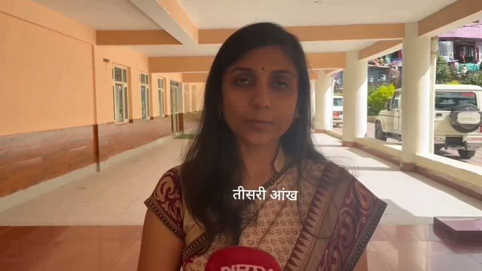 पाबौ बाजार में भू-धंसाव से दहशत, दुकानें खाली करवाई गईं, प्रशासन अलर्ट
पौड़ी गढ़वाल के पाबौ बाजार में भू-धंसाव का वीडियो सोशल मीडिया पर तेजी से वायरल होने के बाद प्रशासन अलर्ट हो गया है। प्रभावित क्षेत्र में सुरक्षा के मद्देनजर सभी दुकानों को खाली करवाकर लोगों को सुरक्षित स्थान पर शिफ्ट किया गया है।