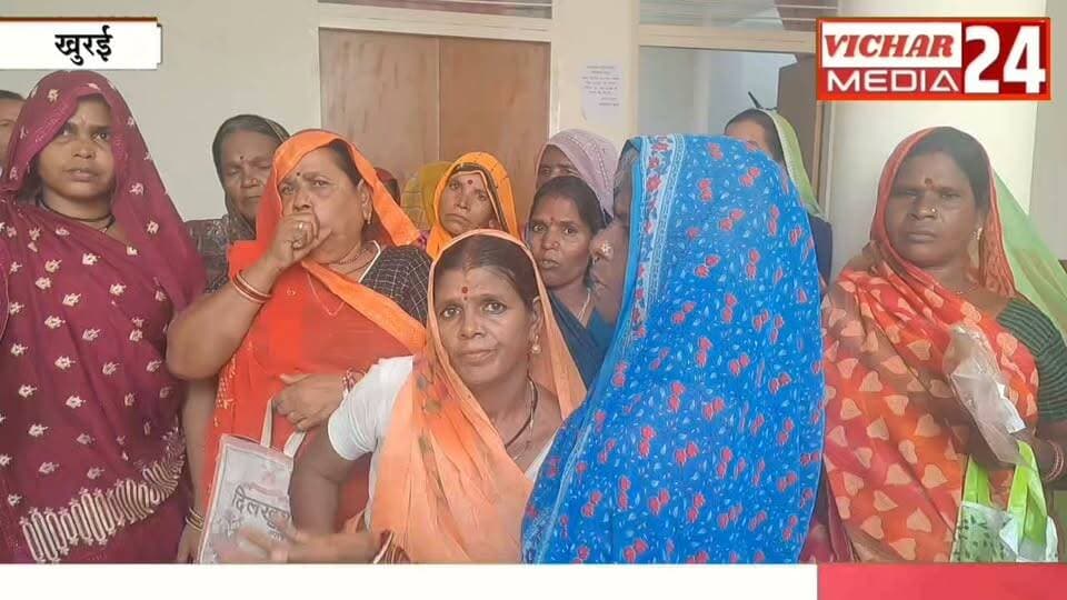 जहां बच्चों के हाथ में होनी थी किताब, वहां शराब का गिलास #khurainews #khurai #SDM #gramin #sarabh #bhache #daru
