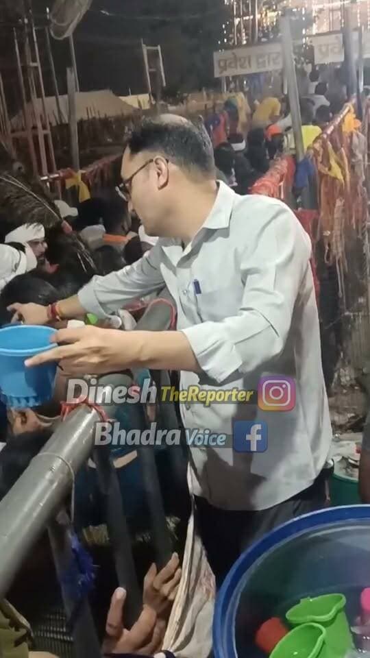 गोगामेडी में सहायक आयुक्त देवस्थान विभाग श्री गोरव जी सोनी भक्तों को पानी कि सेवा देते हुए