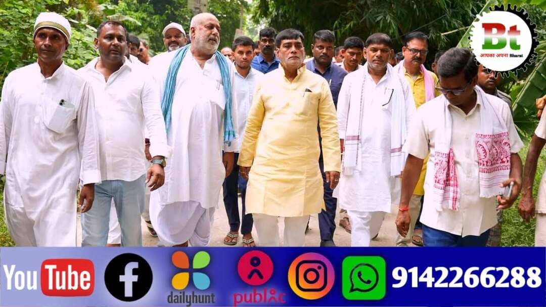 बेगूसराय के प्रभारी मंत्री रामकृपाल यादव बुधवार को बाढ़ पीड़ितों से मिलने पहुंचे। इस दौरान चमचमाती थाली में बाढ़ पीड़ितों के साथ मुख्यमंत्री सम्राट चौधरी के भोजन करने और दियारा के पीड़ितों को पत्तल में शुद्ध भोजन न मिलने के सवाल पर मंत्री गुस्सा हो गए।
गौरतलब हो कि गंगा नदी के जलस्तर से दियारा क्षेत्र के पांच पंचायत दादूपुर, बिशनपुर, चमथा एक, दो और तीन पर बाढ़ जैसे हालात से जूझ रहे हैं। इन पंचायतों के बेघर लोग अलग-अलग जगहों पर रह रहे हैं।
जिनसे मिलने बुधवार को प्रभारी मंत्री रामकृपाल यादव समस्तीपुर जिले के विद्यापति नगर प्रखंड स्थित उत्क्रमित मध्य विद्यालय नगड़ा ढाला और विद्यापति नगर हाई स्कूल पहुंचे और उन्होंने पीड़ितों की समस्याएं सुनीं।
बाढ़ पीड़ितों ने मंत्री के सामने पशु चारा, पॉलीथिन शीट, शुद्ध भोजन और सुरक्षा व्यवस्था जैसी कई समस्याएं रखीं। इसके बाद मंत्री ने जिलाधिकारी रिची को से मोबाइल पर बात की और तुरंत पशु चारा, पॉलीथिन शीट, सुरक्षा व्यवस्था और बाढ़ पीड़ितों को पर्याप्त व्यवस्था मुहैया कराने का निर्देश दिया।
पीड़ितों ने यह भी कहा कि ताकतवर लोगों को सब कुछ मिल जाता है, जबकि कमजोरों को कुछ नहीं मिलता। जिस पर स्थानीय विधायक सुरेंद्र मेहता ने अंचलाधिकारी प्रीतम गौतम को फटकार लगाई और पीड़ितों को समुचित व्यवस्था उपलब्ध कराने को कहा।
मुख्यमंत्री सम्राट चौधरी बाढ़ पीड़ितों के साथ चमचमाती थाली में भोजन करने और दियारा क्षेत्र के प्रभावित लोगों को पत्तल में शुद्ध भोजन तक न मिलने के सवाल पर मंत्री रामकृपाल यादव ने गुस्सा होकर कहा कि यह राजनीतिक सवाल है।
उन्होंने आगे कहा कि वे लगातार बेगूसराय में रहकर बाढ़ प्रभावित लोगों से मिल रहे हैं और उनकी समस्याओं को हल करने की कोशिश कर रहे हैं। जो समस्याएं सामने आई हैं, उनका समाधान होगा और बाढ़ पीड़ितों को सही व्यवस्थाएं दी जाएंगी और सरकारी खजाने पर पहला हक बाढ़ पीड़ितों का है।
जब उनसे दियारा क्षेत्र के पांच पंचायतों को बाढ़ प्रभावित घोषित करने के बारे में पूछा गया, तो उन्होंने कहा कि सरकार इस पर विचार कर रही है और इन बातों को भी सरकार के सामने रखा जाएगा।
मौके पर एडीएम बृज किशोर चौधरी, प्रखंड विकास पदाधिकारी डॉ अमित कुमार, प्रखंड प्रमुख सुधाकर मेहता, बीपीआरओ विश्वनाथ कुमार, सांसद प्रतिनिधि प्रभाकर राय, मुखिया अमरजीत कुमार राय, संजय दास, राकेश कुमार राय, मुखिया प्रतिनिधि मुन्ना राय, शिवनारायण राउत और पूर्व मुखिया श्री राम राय सहित अन्य लोग मौजूद रहे।