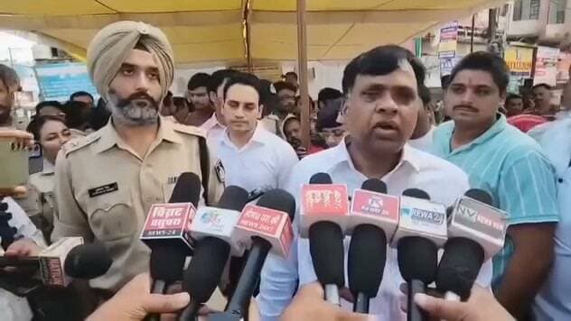 रीवा में अनशन स्थल पर पहुंचे कलेक्टर-एसपी, श्री राम शिरोमणि मिश्रा का जाना स्वास्थ्य
स्वास्थ्य परीक्षण कराने का किया अनुरोध, कलेक्टर नरेंद्र कुमार सूर्यवंशी बोले—शासन-प्रशासन को उनके स्वास्थ्य की पूरी चिंता
रीवा। रीवा में अनशन स्थल पर बैठे श्री राम शिरोमणि मिश्रा से रीवा कलेक्टर नरेंद्र कुमार सूर्यवंशी एवं पुलिस अधीक्षक ने मुलाकात कर उनके स्वास्थ्य की जानकारी ली। अधिकारियों ने अनशन के दौरान उनके स्वास्थ्य को लेकर चिंता जताते हुए स्वास्थ्य परीक्षण कराने का अनुरोध किया।
कलेक्टर नरेंद्र कुमार सूर्यवंशी ने कहा कि शासन-प्रशासन को श्री राम शिरोमणि मिश्रा के स्वास्थ्य की पूरी चिंता है। उन्होंने अनशन स्थल पर उनकी स्थिति की जानकारी लेते हुए आवश्यक स्वास्थ्य परीक्षण कराने का आग्रह किया, ताकि उनके स्वास्थ्य पर लगातार नजर रखी जा सके।
कलेक्टर और एसपी की इस मुलाकात के दौरान प्रशासन की ओर से अनशनकारी के स्वास्थ्य को प्राथमिकता देते हुए आवश्यक सहयोग एवं चिकित्सा सुविधा उपलब्ध कराने की बात कही गई।