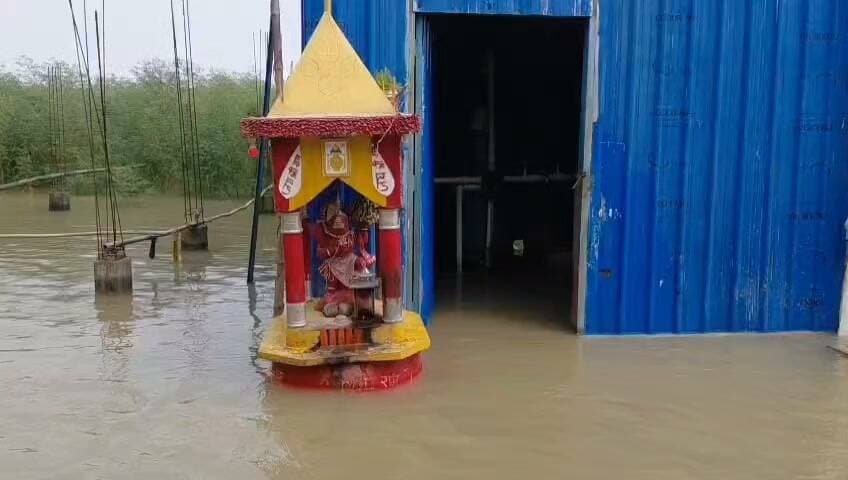 खगड़िया में नदियों का जलस्तर उफान पर, कई गांवों का सड़क मार्ग से टूटा संपर्क, लोग ऊंची जगहों पर कर रहे पलायन, हर तरफ तबाही का मंजर