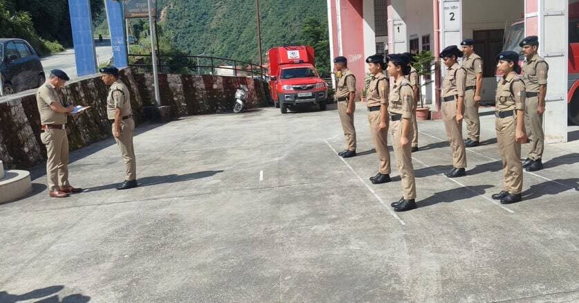 🚒🔥 फायर स्टेशन रुद्रप्रयाग का अर्द्धवार्षिक निरीक्षण
श्रीमान पुलिस उपाधीक्षक रूद्रप्रयाग श्री विकास पुंडीर महोदय द्वारा फायर स्टेशन रुद्रप्रयाग का अर्द्धवार्षिक निरीक्षण किया गया। इस दौरान परेड, अग्निशमन वाहन एवं उपकरण, अभिलेख, संचार व्यवस्था, स्टेशन परिसर तथा रेस्क्यू उपकरणों का गहन निरीक्षण किया गया।
महोदय द्वारा कार्मिकों को उपकरणों के उचित रख-रखाव, PPE के प्रयोग, अनुशासन एवं चारधाम यात्रा तथा मानसून सीजन के दौरान आपातकालीन परिस्थितियों से निपटने हेतु सदैव तैयार रहने के निर्देश दिए गए।
🔥 सतर्कता, अनुशासन और तत्परता—सुरक्षित समाज की मजबूत नींव। 🚒
#uttarakhandfireservice
#firefighter
#inspection
#safetyfirst
#uttarakhand