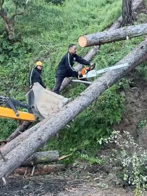 फायर स्टेशन रानीखेत
भतरोजखान रोड पर चीड़ के 04 पेड़ गिरने से मार्ग पूर्ण रूप से अवरुद्ध हो गया था, जिससे यातायात बाधित हो रहा था। सूचना मिलते ही फायर रेस्क्यू टीम तत्काल मौके पर पहुंची और त्वरित कार्रवाई करते हुए वुडन कटर की सहायता से पेड़ों को काटकर तथा JCB की मदद से उन्हें सड़क किनारे हटाया। इसके बाद मार्ग को साफ कर यातायात सुचारू कराया गया।
🚒 फायर सर्विस—हर परिस्थिति में सेवा एवं सुरक्षा के लिए तत्पर।