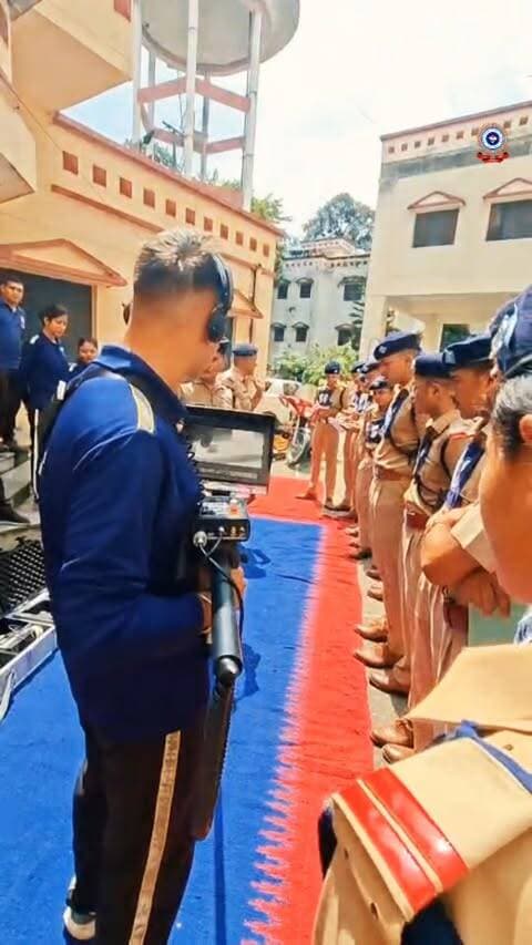 🚒 सुरक्षा और सेवा की दिशा में एक और सशक्त कदम! 🚒
फायर स्टेशन देहरादून में प्रशिक्षु द्वितीय अग्निशमन अधिकारियों के लिए एक विशेष एक्सपोजर विजिट का सफल आयोजन किया गया।
🔥 प्रशिक्षण दौरे में प्रमुख रूप से विक्टिम लोकेशन कैमरा और ब्रीदिंग एपरेटस जैसी जीवनरक्षक तकनीकों का व्यावहारिक ज्ञान दिया गया।
🔥 साथ ही विभिन्न प्रकार के एडवांस्ड नोज़ल और मोटर फायर इंजन की विस्तृत जानकारी प्रदान की गई।
कार्यक्रम के समापन पर श्रीमान मुख्य अग्निशमन अधिकारी महोदय देहरादून ने सभी प्रशिक्षु अधिकारियों को विभागीय कार्यशैली, त्वरित प्रतिक्रिया प्रणाली और अनुशासन का महत्व समझाते हुए मार्गदर्शन प्रदान किया। 🚨✨
#UttarakhandFireService #DehradunFireStation #FireSafety #RescueTraining #FireOfficers
(Dehradun,SafetyFirst, UttarakhandPolice, Fireservice, training, firestation, uttarakhandfireservice, firetraining, fire, FireAwareness, Firefighters)