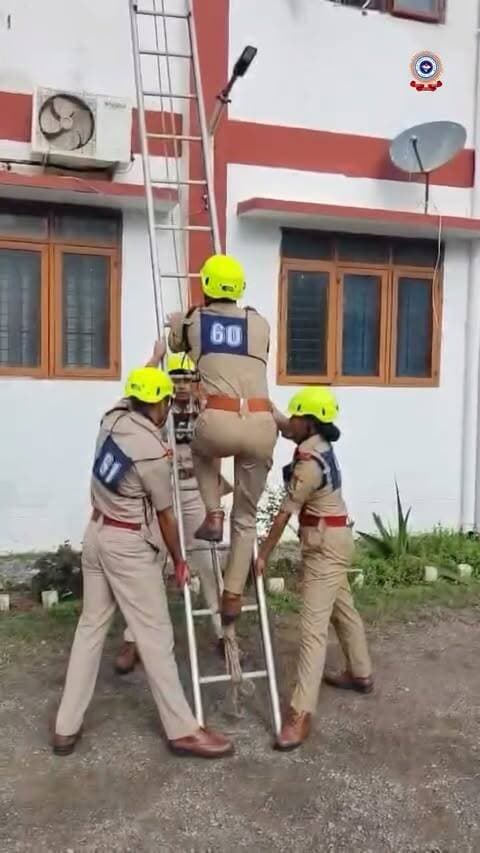 🚒 प्रशिक्षण से दक्षता, दक्षता से सुरक्षा 🔥
पुलिस दूरसंचार प्रशिक्षण केंद्र, देहरादून में उत्तराखंड सीधी भर्ती के FSSO (अग्निशमन द्वितीय अधिकारी) अभ्यर्थियों को व्यवहारिक प्रशिक्षण के दौरान लेडर ड्रिल का अभ्यास कराया गया। इस अभ्यास के माध्यम से प्रशिक्षुओं को आपातकालीन परिस्थितियों में ऊँचाई पर सुरक्षित एवं प्रभावी ढंग से रेस्क्यू और अग्निशमन कार्य करने की तकनीकों का व्यावहारिक प्रशिक्षण प्रदान किया गया।
यह प्रशिक्षण प्रशिक्षुओं में आत्मविश्वास, तत्परता और टीम भावना विकसित करने के साथ-साथ आपदा एवं अग्निकांड की परिस्थितियों में त्वरित और प्रभावी कार्रवाई करने की क्षमता को मजबूत करता है।
क्योंकि आपातकाल में सही प्रशिक्षण ही जीवन बचाने वाली सबसे बड़ी ताकत बनता है। 🚒🔥
#uttarakhandfireservice
#firefighters
#training
#drill
#uttarakhand