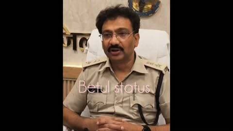कोतवाली थाना क्षेत्र के एक निजी स्कूल में महज 5 साल की मासूम बच्ची के साथ दुराचार किए जाने का आरोप लगा है। पीड़ित बच्ची इसी स्कूल में KG-2 की छात्रा बताई जा रही है।
पुलिस अधीक्षक वीरेंद्र जैन ने जानकारी देते हुए बताया कि मामले को गंभीरता से लिया गया है। पुलिस ने आरोपी सुरक्षा गार्ड को हिरासत में लेकर जांच शुरू कर दी है। बच्ची की पहचान पूरी तरह गोपनीय रखी जा रही है और जांच के दौरान सामने आने वाले तथ्यों के आधार पर आगे की कार्रवाई की जाएगी।
महत्वपूर्ण तथ्य सामने आने की उम्मीद है।
#बैतूल #बैतूल_न्यूज #मध्यप्रदेश_न्यूज #कोतवाली_पुलिस #पुलिस_कार्रवाई #पुलिस_अधीक्षक_वीरेंद्र_जैन #निजी_स्कूल #मासूम_बच्ची #सुरक्षा_गार्ड #जांच_जारी #ब्रेकिंग_न्यूज #क्राइम_न्यूज #बाल_सुरक्षा #न्याय_की_मांग