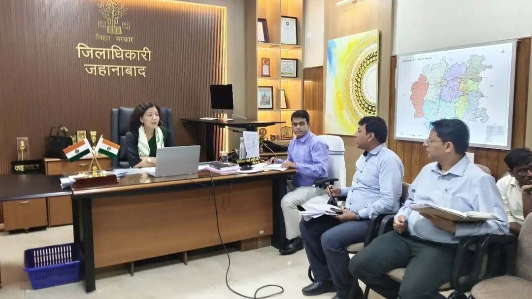 ☀️ हर घर सौर ऊर्जा की ओर — प्रधानमंत्री सूर्य घर मुफ्त बिजली योजना को मिलेगी नई गति
जिला पदाधिकारी, जहानाबाद श्रीमती छिरिङ वाई भूटिया द्वारा योजना के तहत बैंक ऋण वितरण की प्रगति की समीक्षा की गई।
📌 दिए गए प्रमुख निर्देश:
🔹 ऋण वितरण में तेजी — लंबित ऋण आवेदनों का शीघ्र निष्पादन सुनिश्चित किया जाए।
🏦 बैंकवार समीक्षा — LDM सभी संबंधित बैंकर्स के साथ भौतिक बैठक कर लंबित मामलों की समीक्षा करें।
⏱️ समयबद्ध ऋण उपलब्धता — पात्र आवेदकों को अनावश्यक विलंब के बिना ऋण उपलब्ध कराया जाए।
📊 नियमित मॉनिटरिंग — बैंकवार प्रगति की नियमित समीक्षा करते हुए ठोस उपलब्धि सुनिश्चित की जाए।
🏠 सोलर पैनल अधिष्ठापन को गति — ऋण प्रक्रिया तेज कर अधिक से अधिक परिवारों को योजना से जोड़ा जाए।
🌞 सौर ऊर्जा अपनाएं • बिजली खर्च घटाएं • स्वच्छ ऊर्जा से आदर्श जहानाबाद बनाएं।
#प्रधानमंत्रीसूर्यघर #सौरऊर्जा #विकसितभारत #समृद्धबिहार #विकसितभारत_समृद्धबिहार_आदर्शजहानाबाद
