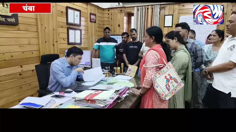 कुरांह में एक किलोमीटर के दायरे में पांच लंगर, ग्रामीणों ने प्रशासन से उठाए सवाल
यातायात, पेयजल, स्वच्छता और सुरक्षा व्यवस्था को लेकर उपायुक्त को सौंपा ज्ञापन
सुरेंद्र ठाकुर
चंबा 09 सितम्बर
मणिमहेश यात्रा के दौरान ग्राम पंचायत गागला के तहत कुरांह गांव में एनएच-154ए पर मैहला पुल के समीप करीब एक किलोमीटर के दायरे में पांच लंगर लगाए जाने को लेकर ग्रामीणों ने प्रशासन के समक्ष विभिन्न समस्याएं उठाई हैं। ग्रामीणों ने यातायात, पेयजल, स्वच्छता और सुरक्षा व्यवस्था को लेकर उपायुक्त को ज्ञापन सौंपकर आवश्यक कदम उठाने की मांग की है।
ग्रामीणों के अनुसार इनमें चार लंगर पंजाब की विभिन्न संस्थाओं तथा एक लंगर अंबाला एसोसिएशन की ओर से लगाया गया है। उनका कहना है कि एक सीमित क्षेत्र में कई लंगर होने के कारण श्रद्धालुओं और वाहनों की आवाजाही बढ़ गई है। इससे कई बार जाम जैसी स्थिति बन रही है और स्थानीय लोगों को अपने खेतों सहित अन्य स्थानों तक आने-जाने में परेशानी का सामना करना पड़ रहा है।
पेयजल और स्वच्छता को लेकर चिंता
ग्रामीणों ने लंगरों के कारण बढ़ी पानी की खपत को लेकर भी चिंता जताई है। उनका कहना है कि बड़ी संख्या में श्रद्धालुओं और लंगर कर्मचारियों के ठहरने से आसपास के क्षेत्र में पेयजल की मांग बढ़ गई है, जिसका असर स्थानीय जलापूर्ति पर पड़ने की आशंका है।
ग्रामीणों के अनुसार प्रत्येक लंगर में करीब 30 से 35 कर्मचारी कार्यरत हैं। उन्होंने पर्याप्त शौचालय और स्नान व्यवस्था सुनिश्चित किए जाने की मांग की है, ताकि खुले में शौच और गंदगी की स्थिति पैदा न हो तथा स्थानीय पर्यावरण और स्वच्छता व्यवस्था प्रभावित न हो।
बाहरी कर्मचारियों के सत्यापन की मांग
ग्रामीणों ने लंगरों में कार्यरत बाहरी कर्मचारियों के पहचान और पुलिस सत्यापन की मांग भी प्रशासन के समक्ष रखी है। ग्रामीणों का कहना है कि कुछ कर्मचारी बाहर से आए हैं और देर रात तक गांव के आसपास आवाजाही को लेकर स्थानीय लोगों में चिंता है।
क्षेत्र में नशे से संबंधित गतिविधियों की खबरों का हवाला देते हुए ग्रामीणों ने प्रशासन से यात्रा अवधि के दौरान सुरक्षा व्यवस्था को लेकर विशेष सतर्कता बरतने की मांग की है। हालांकि, ग्रामीणों ने स्पष्ट किया कि उन्होंने किसी व्यक्ति पर सीधे तौर पर कोई आरोप नहीं लगाया है। उनकी मांग केवल यह है कि प्रशासन सभी आवश्यक जांच और सत्यापन प्रक्रिया सुनिश्चित करे।
अनुमतियों की जांच की मांग
ग्रामीणों के अनुसार लंगर संचालकों की ओर से संबंधित विभागों से अनुमति लेने की बात कही जा रही है। ऐसे में ग्रामीणों ने प्रशासन से इन अनुमतियों की जांच करने, यातायात व्यवस्था को व्यवस्थित करने, पेयजल एवं स्वच्छता की पर्याप्त व्यवस्था सुनिश्चित करने तथा लंगर कर्मचारियों का आवश्यक सत्यापन करवाने की मांग की है।
ग्रामीणों में प्रधान रीता देवी, सुरेंद्र कुमार, नरोतम सिंह, प्रताप चंद, भूरी सिंह, भूपेंद्र कुमार, महिंद्र सिंह और कमल कुमार शामिल हैं।
ग्रामीणों का कहना है कि उनका उद्देश्य किसी धार्मिक सेवा या लंगर व्यवस्था का विरोध करना नहीं है, बल्कि मणिमहेश यात्रा के दौरान स्थानीय लोगों, श्रद्धालुओं और लंगर संचालकों के बीच बेहतर समन्वय के साथ यातायात, स्वच्छता, पेयजल और सुरक्षा व्यवस्था बनाए रखना है, ताकि यात्रा शांतिपूर्ण और सुरक्षित ढंग से संपन्न हो सके।