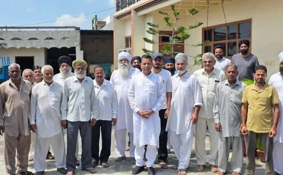 बसपा के पूर्व प्रत्याशी बृजपाल छप्पर ने हर रोज की तरह 9 सितंबर को भी अपने सहयोगियों के साथ क्षेत्र के विभिन्न गांवों का दौरा कर लोगों के सुख-दुख में सहभागिता निभाई। इस दौरान उन्होंने सामाजिक कार्यक्रमों में भाग लिया तथा ग्रामीणों से मुलाकात कर उनकी समस्याएं भी सुनीं।
इस मौके पर सरपंच गुरविंदर गधोला, रामकुमार गुर्जर, टोनी गुर्जर, अभिषेक शर्मा, सौरभ शर्मा, सुरेंद्र गुर्जर, चुहड़ गुर्जर, रामदास सैनी और घनश्याम शर्मा भी उनके साथ मौजूद रहे।
दल ने गांव गधोला, लंडोरा, रामपुर, पहाड़ीपुर, पिंजोरा, तलाकौर और रसूलपुर सहित कई गांवों का दौरा किया। इस दौरान स्थानीय लोगों ने उनका स्वागत किया और विभिन्न सामाजिक कार्यक्रमों में भागीदारी निभाई।
बृजपाल छप्पर ने कहा कि जनता के सुख-दुख में शामिल होना उनकी प्राथमिकता है। वे लगातार क्षेत्र के लोगों के बीच रहकर उनकी समस्याओं और सुझावों को सुनते हैं तथा हर संभव सहयोग के लिए हमेशा तत्पर रहते हैं। उन्होंने कहा कि समाज के साथ जुड़ाव ही उनकी सबसे बड़ी ताकत है और आगे भी यह जनसंपर्क अभियान लगातार जारी रहेगा।
हल्का सढ़ौरा आपका अपना बृजपाल छप्पर।
