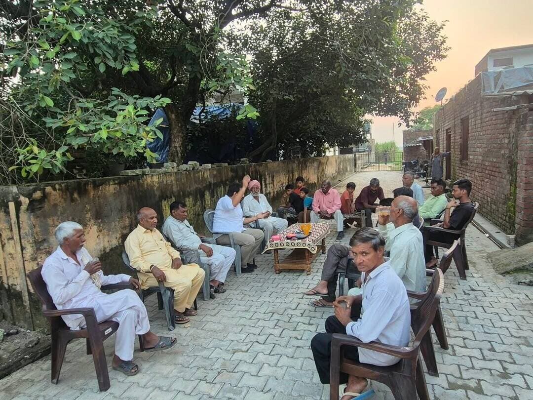 इस्माइलपुर में कांग्रेस नेता उमेश बुबका ने की ग्रामीणों से आत्मीय मुलाकात, क्षेत्रीय मुद्दों पर किया संवाद
रादौर। (राष्ट्रीय कदम) ब्यूरो: हल्का रादौर में कांग्रेस नेता उमेश बुबका का जनसंपर्क अभियान लगातार जारी है। इसी कड़ी में उन्होंने गांव इस्माइलपुर पहुंचकर ग्रामीणों और अपने साथियों से आत्मीय मुलाकात की। इस दौरान उमेश बुबका ने ग्रामीणों के साथ क्षेत्र से जुड़े विभिन्न महत्वपूर्ण विषयों पर चर्चा की और उनकी समस्याओं एवं सुझावों को जाना। उन्होंने कांग्रेस पार्टी की नीतियों, विचारधारा और जनहित से जुड़े मुद्दों को लेकर भी ग्रामीणों के साथ संवाद किया। उमेश बुबका ने कहा कि अपनों का स्नेह, विश्वास और समर्थन ही उनकी सबसे बड़ी ताकत है। उन्होंने कहा कि इसी विश्वास और ऊर्जा के साथ जनसेवा का संकल्प लेकर क्षेत्र की आवाज को मजबूती से उठाने का सिलसिला आगे भी निरंतर जारी रहेगा। जनसंपर्क के दौरान ग्रामीणों ने उमेश बुबका का स्वागत किया और क्षेत्र से जुड़े विभिन्न मुद्दों को उनके समक्ष रखा।