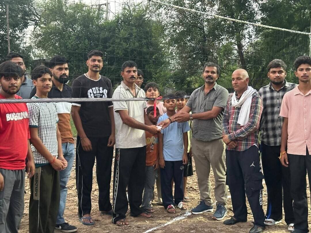 महादेव डिफेंस अकादमी का शुभारंभ, युवाओं को नशे से दूर रखने पर दिया जोर...
नारायणगढ़ विधानसभा क्षेत्र के गांव पत्राड़े में महादेव डिफेंस अकादमी का शुभारंभ किया गया। आम आदमी पार्टी के विधानसभा अध्यक्ष योगेंद्र राणा ने अकादमी का विधिवत शुभारंभ किया।
इस अवसर पर योगेंद्र राणा ने अकादमी के कोच गौरव शर्मा का धन्यवाद करते हुए कहा कि युवाओं को खेलों से जोड़ना एक सराहनीय पहल है। उन्होंने कहा कि खेलों के माध्यम से युवा नशे जैसी बुराइयों से दूर रहेंगे और अपनी ऊर्जा को सकारात्मक दिशा में लगाएंगे।
उन्होंने कहा कि खेलों में भाग लेने से युवाओं का शारीरिक और मानसिक स्वास्थ्य मजबूत होगा। साथ ही उनमें अनुशासन, आत्मविश्वास और आगे बढ़ने की भावना भी विकसित होगी।
योगेंद्र राणा ने कहा कि क्षेत्र के युवाओं को बेहतर खेल सुविधाएं उपलब्ध कराने के लिए इस तरह की पहल बेहद महत्वपूर्ण है। उन्होंने अकादमी के उज्ज्वल भविष्य की कामना करते हुए युवाओं से अधिक से अधिक संख्या में खेलों से जुड़ने का आह्वान किया।