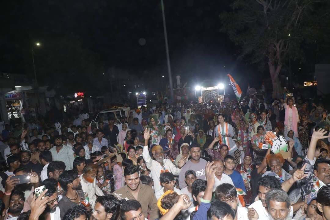 *✋🏻राजीव नगर कच्ची बस्ती में आंजना के जनसंपर्क ने पकड़ा चुनावी रंग✋🏻*
*✋🏻वार्ड 10-11 में उमड़ा जनसैलाब, आतिशबाजी और ढोल-डीजे के बीच हुआ आत्मीय स्वागत✋🏻*
*✋🏻“निंबाहेड़ा का विकास, हर परिवार का सम्मान और मूलभूत सुविधाओं का विस्तार मेरी प्राथमिकता”—उदयलाल आंजना✋🏻*
*“✋🏻आपका सम्मान, आपका अधिकार और क्षेत्र का विकास मेरी प्राथमिकता” — अहमदनूर उर्फ आजाद भाई एवं सलमा बेगम मेव के समर्थन में मतदान की अपील✋🏻*
*निंबाहेड़ा,9 सितंबर,ज़ाकिर हुसैन*
निंबाहेड़ा नगर परिषद चुनाव 2026 को लेकर कांग्रेस का चुनावी जनसंपर्क अभियान लगातार जोर पकड़ता जा रहा है। मंगलवार रात्रि पूर्व राजस्थान सरकार के सहकारिता मंत्री एवं वरिष्ठ कांग्रेस नेता उदयलाल आंजना ने राजीव नगर कच्ची बस्ती क्षेत्र के वार्ड नंबर 10 एवं 11 में सघन जनसंपर्क कर कांग्रेस प्रत्याशियों के पक्ष में मतदान की अपील की। आंजना के पहुंचते ही क्षेत्र में चुनावी माहौल उत्साह और उमंग में बदल गया। आतिशबाजी, ढोल-डीजे और कांग्रेस के नारों के बीच बड़ी संख्या में क्षेत्रवासियों ने उनका आत्मीय स्वागत किया।
*राजीव गांधी की प्रतिमा पर माल्यार्पण कर किया नमन*
चुनावी जनसंपर्क अभियान की शुरुआत से पूर्व उदयलाल आंजना ने राजीव नगर पहुंचकर पूर्व प्रधानमंत्री स्वर्गीय राजीव गांधी की प्रतिमा पर माल्यार्पण कर उन्हें नमन किया। इस अवसर पर वार्ड नंबर 10 से कांग्रेस प्रत्याशी अहमदनूर उर्फ आजाद भाई एवं वार्ड नंबर 11 से कांग्रेस प्रत्याशी सलमा बेगम मेव ने भी राजीव गांधी की प्रतिमा पर माल्यार्पण कर श्रद्धासुमन अर्पित किए।
इस दौरान कांग्रेस कार्यकर्ताओं एवं क्षेत्रवासियों ने राजीव गांधी के योगदान को स्मरण करते हुए उन्हें नमन किया। इसके बाद आंजना ने दोनों कांग्रेस प्रत्याशियों के साथ राजीव नगर कच्ची बस्ती क्षेत्र में जनसंपर्क अभियान की शुरुआत की।
*आंजना के स्वागत में उमड़ा जनसैलाब*
राजीव नगर कच्ची बस्ती पहुंचने पर क्षेत्रवासियों ने उदयलाल आंजना की गर्मजोशी और आत्मीयता के साथ अगवानी की। आतिशबाजी, ढोल-डीजे की धुन और कांग्रेस के नारों के बीच बड़ी संख्या में महिला-पुरुष, युवा, बुजुर्ग एवं बच्चे स्वागत के लिए मौजूद रहे।
क्षेत्र में जगह-जगह लोगों ने आंजना का स्वागत किया। देर रात तक चले जनसंपर्क के दौरान राजीव नगर कच्ची बस्ती में चुनावी उत्साह देखते ही बन रहा था। महिलाओं और युवाओं में विशेष उत्साह नजर आया।
*सर्वसमाज-सर्वधर्म की ओर से साफा बांधकर किया अभिनंदन*
जनसंपर्क कार्यक्रम के दौरान राजीव नगर कच्ची बस्ती के सर्वसमाज एवं सर्वधर्म के क्षेत्रवासियों की ओर से उदयलाल आंजना का साफा बंधवाकर आत्मीय स्वागत एवं अभिनंदन किया गया। इस दौरान माताएं-बहनें, युवा, बुजुर्ग, गणमान्य नागरिक एवं बड़ी संख्या में क्षेत्रवासी मौजूद रहे।
*“कच्ची बस्ती के सम्मान और विकास के लिए हमेशा खड़ा रहा हूं”—आंजना*
क्षेत्रवासियों को संबोधित करते हुए उदयलाल आंजना ने कहा कि राजीव नगर कच्ची बस्ती उनके लिए केवल चुनावी क्षेत्र नहीं, बल्कि निंबाहेड़ा के उस परिवार का हिस्सा है, जिसके सुख-दुख में वे हमेशा साथ खड़े रहे हैं।
उन्होंने कहा कि जनता ने उन्हें जो प्यार, सम्मान और अपनापन दिया है, वह उनके लिए हमेशा अमूल्य रहेगा। राजनीति उनके लिए पद प्राप्त करने का माध्यम नहीं, बल्कि जनता की सेवा, सम्मान और अधिकारों के लिए संघर्ष करने का माध्यम है।
आंजना ने कहा कि कच्ची बस्ती में रहने वाले प्रत्येक परिवार को सम्मान के साथ बेहतर नागरिक सुविधाएं और विकास का अधिकार है। क्षेत्र की समस्याओं को अपनी समस्या मानकर उनके समाधान के लिए वे हमेशा जनता के साथ खड़े रहेंगे।
उन्होंने कहा कि निंबाहेड़ा का सर्वांगीण विकास, प्रत्येक वार्ड में मूलभूत सुविधाओं का विस्तार, स्वच्छ एवं सुंदर शहर का निर्माण और हर वर्ग के सम्मान की रक्षा उनकी प्राथमिकताओं में शामिल है।
*“विकास की दिशा तय करेगा नगर परिषद चुनाव”*
आंजना ने कहा कि नगर परिषद चुनाव में वार्ड पार्षद का चुनाव केवल एक प्रतिनिधि चुनने तक सीमित नहीं है, बल्कि यह आने वाले वर्षों में वार्ड और शहर के विकास की दिशा तय करने वाला महत्वपूर्ण निर्णय है।
उन्होंने कहा कि कांग्रेस हर वर्ग, हर समाज और हर धर्म को साथ लेकर निंबाहेड़ा के विकास को आगे बढ़ाने में विश्वास रखती है। भाईचारा, सामाजिक सद्भाव और विकास कांग्रेस की राजनीति का आधार है।
उन्होंने क्षेत्रवासियों से अपील करते हुए कहा कि अपने वार्ड के विकास और मजबूत प्रतिनिधित्व के लिए कांग्रेस प्रत्याशियों को अपना समर्थन एवं आशीर्वाद दें।
*अहमदनूर उर्फ आजाद भाई और सलमा बेगम मेव के समर्थन में मांगा जनसमर्थन*
पूर्व सहकारिता मंत्री उदयलाल आंजना ने वार्ड नंबर 10 से कांग्रेस प्रत्याशी अहमदनूर उर्फ आजाद भाई तथा वार्ड नंबर 11 से कांग्रेस प्रत्याशी सलमा बेगम मेव के समर्थन में सघन जनसंपर्क किया।
उन्होंने दोनों प्रत्याशियों के पक्ष में मतदान की अपील करते हुए कहा कि वार्डवासियों की समस्याओं को नगर परिषद में मजबूती से उठाने और क्षेत्र के विकास को गति देने के लिए कांग्रेस प्रत्याशियों को विजयी बनाना जरूरी है।
आंजना ने विशेष रूप से महिलाओं और युवाओं से लोकतांत्रिक प्रक्रिया में सक्रिय भागीदारी का आह्वान करते हुए कहा कि प्रत्येक मत क्षेत्र के भविष्य के लिए महत्वपूर्ण है।
*भाजपा छोड़कर जावेद मेव ने थामा कांग्रेस का हाथ*
जनसंपर्क कार्यक्रम के दौरान कृषि उपज मंडी समिति के क्रेता व्यापार संघ अध्यक्ष नानालाल भूतड़ा के जमादार जावेद मेव ने भाजपा छोड़कर कांग्रेस परिवार में शामिल होने की घोषणा की।
इस अवसर पर उदयलाल आंजना ने कांग्रेस का मफलर पहनाकर जावेद मेव का स्वागत एवं अभिनंदन किया। वहीं कच्ची बस्ती निवासी शायदा खान का भी कांग्रेस का मफलर पहनाकर सम्मान किया गया।
*“लालों में लाल है, भैया उदयलाल है” के नारों से गूंजा राजीव नगर*
उदयलाल आंजना के मंच पर पहुंचते ही उपस्थित लोगों ने जोरदार नारों के साथ उनका स्वागत किया। “लालों में लाल है, भैया उदयलाल है”, “शेर जैसी चाल है, भैया उदयलाल है”, “गोरे-गोरे गाल हैं, भैया उदयलाल आंजना” तथा “आई रे आई, कांग्रेस आई” जैसे नारों से राजीव नगर कच्ची बस्ती का माहौल चुनावी उत्साह से सराबोर हो गया।
कार्यक्रम के दौरान महिलाओं एवं युवाओं में विशेष उत्साह देखने को मिला। क्षेत्रवासियों ने जगह-जगह आंजना का स्वागत करते हुए कांग्रेस प्रत्याशियों के प्रति अपना समर्थन व्यक्त किया।
*देर रात तक जारी रहा जनसंपर्क, दिखा कांग्रेस के पक्ष में उत्साह*
उदयलाल आंजना ने कांग्रेस प्रत्याशियों के साथ क्षेत्र की विभिन्न गलियों और मोहल्लों में पहुंचकर लोगों से संवाद किया। इस दौरान उन्होंने बुजुर्गों से आशीर्वाद लिया तथा महिलाओं, युवाओं और स्थानीय नागरिकों से क्षेत्र की समस्याओं एवं आवश्यकताओं को लेकर चर्चा की।
जनसंपर्क के दौरान लोगों ने स्थानीय मुद्दों और विकास संबंधी अपेक्षाओं से भी आंजना को अवगत कराया। आंजना ने क्षेत्रवासियों को भरोसा दिलाया कि जनहित से जुड़े मुद्दों को प्राथमिकता के साथ उठाया जाएगा और विकास कार्यों के लिए हरसंभव प्रयास किए जाएंगे।
देर रात तक चले जनसंपर्क अभियान में राजीव नगर कच्ची बस्ती में कांग्रेस के पक्ष में उत्साहपूर्ण चुनावी माहौल दिखाई दिया।
इस अवसर पर बड़ी संख्या में कच्ची बस्ती क्षेत्र के कांग्रेसजन, जनप्रतिनिधिगण, गणमान्यजन, माताएं-बहनें, युवा एवं बालक-बालिकाएं उपस्थित रहे।