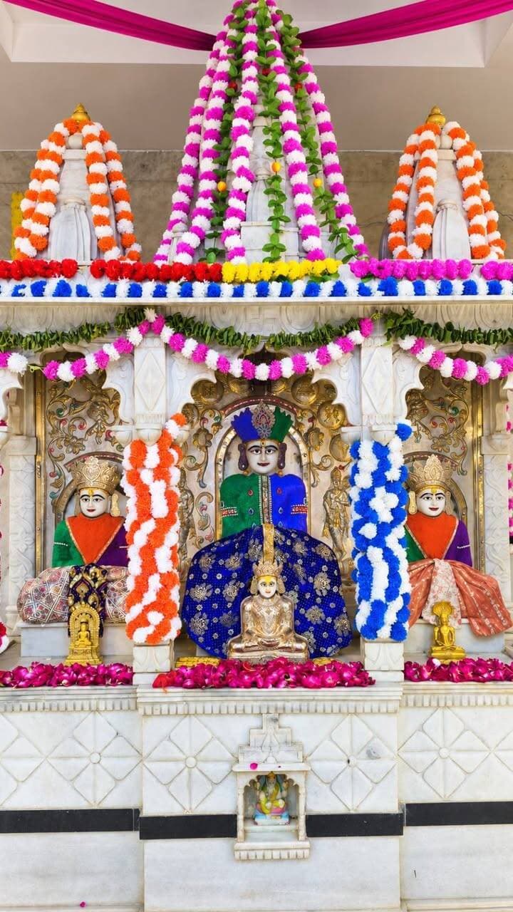 *बच्चों ने की श्रद्धा एवं भक्ति भाव से परमात्मा की पूजा*
*परमात्मा की आराधना में भजन संध्या में छाया भक्ति का रंग*
*बापूनगर स्थित श्री संभवनाथ जैन श्वेताम्बर मंदिर में पर्युषण पर्व की आराधना*
भीलवाड़ा :निलेश कांठेड़ (वरिष्ठ पत्रकार) 9 सितम्बर। पर्वाधिराज पर्युषण महापर्व की आठ दिवसीय आराधना के तहत बापूनगर स्थित श्री संभवनाथ जैन श्वेताम्बर मंदिर में प्रतिदिन भगवान के जयकारो के मध्य श्रद्धाभाव से पूजा अर्चना के साथ प्रभु भक्ति से ओतप्रोत विभिन्न कार्यक्रम हो रहे है। श्री संभवनाथ जैन श्वेताम्बर मंदिर समिति के तत्वावधान में पर्युषण के दूसरे दिन बुधवार को बच्चों को परमात्मा की पूजा करने का सुअवसर प्राप्त हुआ। बापूनगर क्षेत्र के बीस से अधिक बच्चों ने श्रद्धा एवं भक्ति भाव से परमात्मा की प्रतिमा की पूजा अर्चना कर आशीर्वाद प्राप्त किया। दूसरे दिन पक्षाल व केसर पुजा के लाभार्थी निर्मलादेवी मनोजकुमार, विनोद,नीलम, रौनक, अभिजीत, नमन महात्मा परिवार रहा। इसी तरह प्रातःकालीन आरती एवं मंगलदीपक लाभार्थी विजयसिंह ऋषभ कोठारी परिवार रहा। प्रातःकालीन श्री नाकोड़ा भैरव देव एवं पद्मावती माता की आरती के लाभार्थी पारसमल, गौरवकुमार जैन परिवार रहा। भगवान की अंगरचना लाभार्थी घिसीबाई भंवरलाल, विमल भाई नागौत्रा (सोलंकी)
परिवार रहा। संध्याकालीन आरती एवं मंगल दीपक लाभार्थी सुरेन्द्र,सत्येन्द्र,सिद्धार्थ चौरड़िया परिवार रहा। संध्याकालीन श्री नाकोड़ा भैरव देव एवं पद्मावती माता की आरती के लाभार्थी लादूसिंह,अमित,दीपककुमार लोढ़ा परिवार रहा। परमात्मा की पूजा करने वाले बच्चों में शिवम मेहता, खुशी मेहता,मनन, लक्ष गौरव जैन, लविश जितेन्द्र सेठ, वीर सेठिया, रिया सेठिया, रावी सिंघवी, प्राक्षी डागा, अंश कोठारी, आकृषि कोठारी, अन्वी पालेचा,अर्थव पालेचा, दर्शित संकलेचा, प्रांश बाफना, प्राणवी बाफना, यदुवीर मेहता, मिहान मेहता आदि शामिल थे। पूजा करने वाले अंगरचना बनाने में सहयोग संजय लोढ़ा, जितेन्द्र आंचलिया, दिनेश गोलेछा, संयम कर्णावट, खुशी मेहता, गार्गी खाब्या, नक्ष खाब्या, साक्षी आंचलिया आदि का रहा। पूजा करने वाले बच्चों की प्रभावना के लाभार्थी प्रेमचंद गुगलिया परिवार रहा।
शाम को भगवान की आरती एवं मंगल दीपक के बाद भक्ति संध्या प्रारंभ हुई। गायक गोविन्द गुरावा द्वारा भक्ति की है रात, ओ तारणहारे, परमात्मा थी रंगस मारो आत्मा, मेरे सर पर रख दो दादा जैसे एक से बढ़कर परमात्मा की भक्ति से ओतप्रोत भजनों की प्रस्तुति दी तो श्रद्धालु झूम उठे ओर परमात्मा के खूब जयकारे लगे। शुरू में कुलदीप गुगलिया ने मंत्र नवकार हमे प्राणों से प्यारा के साथ इसका आगाज करते हुए दुनिया से में हारा तो आया तेरे द्वार जैसे भजन की मनभावन प्रस्तुति देकर श्रद्धालुओं की सराहना प्राप्त की। मंदिर समिति की ओर से कलाकारों व अतिथियों का स्वागत किया गया।
श्री संभवनाथ जैन श्वेताम्बर मंदिर समिति के अध्यक्ष मनीष बाफना ने बताया कि 15 सितम्बर तक प्रतिदिन सुबह 7 बजे से मंदिर में पक्षाल एवं केसर पूजा होगी एवं परमात्मा की अंगरचना होगी। प्रतिदिन सुबह 7 बजे से मंदिर में पक्षाल एवं केसर पूजा होगी एवं परमात्मा की अंगरचना होगी। प्रातःकालीन आरती सुबह 9 बजे से एवं संध्याकालीन आरती रात 8 बजे होगी। प्रतिदिन रात 8.15 बजे से उपासरे में भीलवाड़ा के प्रसिद्ध गायकों के द्वारा भव्य भक्ति संध्या का आयोजन होगा।