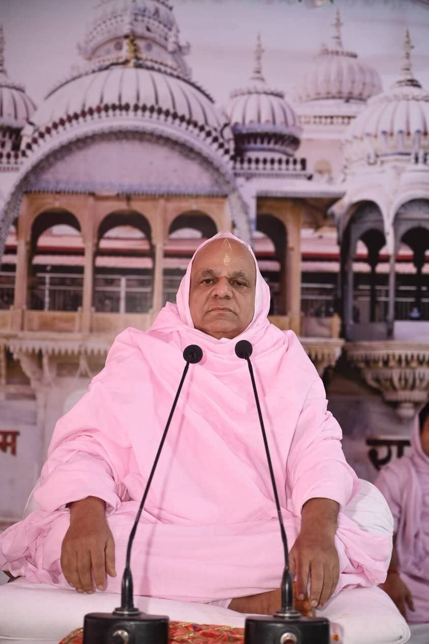 *मन की चंचलता ओर भटकाव समाप्त करता राम का नाम-आचार्य रामदयालजी महाराज*
*मन को साधने के लिए नर को नारायण मानकर सेवा करें*
*माणिक्यनगर रामद्वारा धाम में दैनिक चातुर्मासिक सत्संग*
भीलवाड़ा :निलेश कांठेड़ ( वरिष्ठ पत्रकार ), 9 सितम्बर। महापुरूषों का आत्मचिंतन हमेशा सर्वजन हिताय सर्वजन सुखाय की भावना से होता है। धर्म नाम है ओर नाम की महिमा से ये जगत टिका हुआ है। सत्य राम का नाम है। नाम के प्रताप से ही हम भगवान की महिमा श्रवण कर पाते है। नाम के प्रताप से ही चित एकाग्र हो सकता ओर साधना कर सकते है। हम सत्संग में बैठते है पर हमारा चंचल मन भटकता रहता है। मन की इस चंचलता ओर भटकाव को समाप्त करने वाला राम का नाम है। ये विचार अन्तरराष्ट्रीय रामस्नेही सम्प्रदाय शाहपुरा के पीठाघीश्वर जगतगुरू आचार्य स्वामी श्रीरामदयालजी महाराज ने ‘‘विश्व शांति कल्याण’’ चातुर्मास के तहत बुधवार को दैनिक सत्संग में व्यक्त किए। उन्होंने कहा कि मन को एकाग्र कर सत्संग सुनेंगे तो जीवन का कल्याण हो जाएगा। चित को जगत से हटाकर राम में लगाना होगा। चित को समाहित कर जो साधना की जाती है वह सिद्धि की पराकाष्टा प्राप्त कर लेती है।
आचार्यश्री ने कहा कि हम चिंतन करे कि हमारा मन भजन में क्यो नहीं लगता। हम नर सेवा नारायण सेवा मानकर करे भजन में भी मन लगेगा। परिवार,समाज, पुत्र, पति, पत्नी जिसकी भी सेवा करों उसे नारायण परमात्मा मानकर सेवा करो मन लग जाएगा। एक ही परमात्मा प्रत्येक नर नारी में विराजमान है। उन्होंने कहा कि जो साधक होता है वह परमात्मा की भक्ति में इस कदर रम जाता है कि उस पर जगत सुख दुःख का असर नहीं होता है।
आचार्य रामदयाल महाराज ने कहा कि राम नाम की महिमा अपरम्पार है ओर जिसने राम नाम की साधना की उसके जीवन का बेड़ा पार हो गया। स्वामी रामचरण महाराज ने नाम के महत्व के इतने प्रसंग बताए है ओर जो व्याख्या दी है वह विलक्षण है। राम नाम लेने वाला जगत के सारे सुख ओर परामानंद को प्राप्त करता है। राम नाम शिरोमणी है ओर रामाश्रय नामानुरागी बने। उन्होने कहा कि स्वामी रामचरणजी महाराज की वाणी को अनुभव वाणी कहकर पुकारा गया है। इसी अनुभव वाणी का 15 दिन का सामूहिक पाठ 27 सितम्बर से रामद्वारा में होगा।
आचार्यश्री से पूर्व अन्तरराष्ट्रीय रामस्नेही सम्प्रदाय के प्रखर वक्ता संत मनोरथरामजी आलोट ने मानस प्रवचन दिया। प्रवचन के विश्राम पर श्रद्धालुओं द्वारा आचार्यश्री रामदयालजी महाराज की आरती की गई। सत्संग में भीलवाड़ा सहित विभिन्न स्थानों से बड़ी संख्या में श्रद्धालु मौजूद रहे। सूर्यास्त के समय संध्या आरती एवं रामस्नेही सम्प्रदाय के युवा संत रामजस ईडर द्वारा भक्तमाल की कथा में भी बड़ी संख्या में श्रद्धालु पहुंच रहे है।
*श्रीमद् भागवत ज्ञान सप्ताह में होगा 108 मूल भागवत का पाठ*
आचार्य रामदयालजी महाराज के सानिध्य में रामद्वारा में ‘‘विश्व शांति कल्याण’’ चातुर्मास के तहत विश्व शांति एवं कल्याण की भावना से 13 से 20 सितम्बर तक विराट श्रीमद् भागवत ज्ञान सप्ताह का आयोजन होगा। इसके लिए व्यापक स्तर पर तैयारियां की जा रही है। इसमें भागवत भक्ति, भक्त व भगवान पर चर्चा एवं जीवन दर्शन पर प्रवचन होंगे। इस दौरान 108 भागवत मूल पाठ का एतिहासिक आयोजन भी होगा। पुष्कर से आने वाले 108 वेद पाठी विद्धान पंडित भागवत का मूल पाठ करेंगे। इन 108 भागवत का पूजन 108 यजमान परिवार करेंगे। इस सप्ताह में प्रतिदिन सुबह 8.30 से 10.30 बजे तक एवं दोपहर 2 से 4 बजे तक श्रीमद् भागवत कथा एवं सुबह 10.30 बजे से 11.30 बजे तक एवं शाम को 4 से 5 बजे तक श्रीवाणीजी का प्रवचन होगा। वाणीजी का प्रवचन आचार्य श्री रामदयालजी महाराज के मुखारबिंद से होगा। श्रीमद् भागवत कथा का वाचन संत मनोरथराम रामजी राम मचलाना द्वारा किया जाएगा।