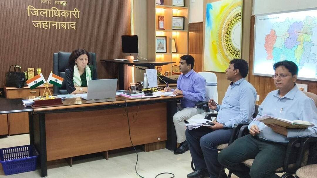 प्रधानमंत्री सूर्य घर योजना में ऋण वितरण की धीमी रफ्तार पर डीएम नाराज
बैंकवार लंबित आवेदनों की समीक्षा कर समयबद्ध ऋण देने का निर्देश
जहानाबाद। प्रधानमंत्री सूर्य घर मुफ्त बिजली योजना के तहत सोलर पैनल लगाने के लिए बैंक ऋण वितरण की धीमी प्रगति पर जिला पदाधिकारी श्रीमती छिरिङ वाई भूटिया ने नाराजगी जताई। बुधवार को योजना की समीक्षा के दौरान ऋण स्वीकृति एवं वितरण की स्थिति संतोषजनक नहीं पाए जाने पर उन्होंने अग्रणी जिला प्रबंधक (एलडीएम) को लंबित आवेदनों के निष्पादन में तेजी लाने का निर्देश दिया।
डीएम ने कहा कि योजना का लाभ अधिक से अधिक पात्र परिवारों तक पहुंचाने के लिए बैंक ऋण की प्रक्रिया में अनावश्यक विलंब नहीं होना चाहिए। उन्होंने एलडीएम को सभी संबंधित बैंकर्स के साथ भौतिक बैठक आयोजित कर बैंकवार लंबित मामलों की समीक्षा करने तथा पात्र आवेदकों को समयबद्ध तरीके से ऋण उपलब्ध कराने को कहा।
उन्होंने बैंकवार प्रगति की नियमित समीक्षा करते हुए सोलर पैनल अधिष्ठापन की प्रक्रिया में भी तेजी लाने का निर्देश दिया। डीएम ने स्पष्ट किया कि ऋण वितरण में किसी प्रकार की अनावश्यक देरी स्वीकार्य नहीं होगी।
बैठक में उप विकास आयुक्त, जिला अग्रणी बैंक प्रबंधक, कार्यपालक अभियंता विद्युत सहित सभी कनीय अभियंता