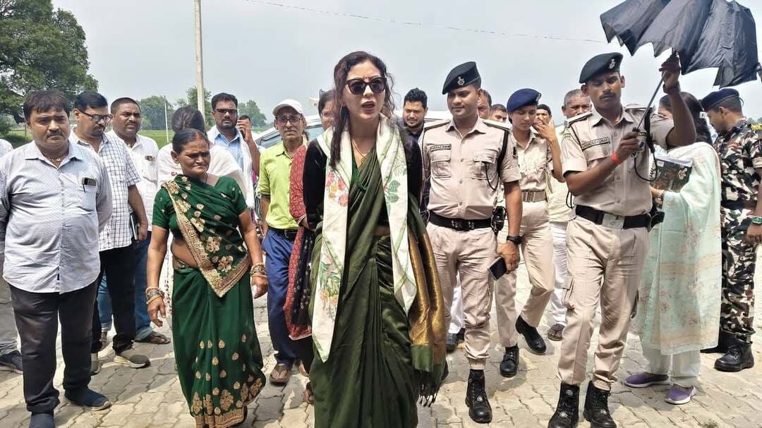 कायाकल्प योजना से आदर्श ग्राम पंचायत बनेगा कोकरसा, डीएम ने किया योजनाओं का स्थलीय निरीक्षण
जहानाबाद। हुलासगंज प्रखंड की कोकरसा पंचायत को कायाकल्प योजना के तहत आदर्श ग्राम पंचायत के रूप में विकसित किया जाएगा। बुधवार को जिला पदाधिकारी श्रीमती छिरिङ वाई भूटिया ने पंचायत का भ्रमण कर चयनित विभिन्न योजनाओं एवं स्थलों का स्थलीय निरीक्षण किया। योजनाओं का चयन स्थानीय जरूरतों को ध्यान में रखते हुए प्रखंड विकास पदाधिकारी एवं पंचायत के मुखिया द्वारा किया गया है।
निरीक्षण के दौरान डीएम ने आंगनबाड़ी केंद्र, स्वास्थ्य उपकेंद्र, विद्यालय, सामुदायिक भवन, पीसीसी सड़क, नाली-गली समेत अन्य आधारभूत संरचनाओं का जायजा लिया। उन्होंने मरम्मती एवं सुधार के प्रस्तावित कार्यों तथा नए निर्माण के लिए चयनित योजनाओं की भी जानकारी ली।
डीएम ने संबंधित पदाधिकारियों को योजनाओं का गुणवत्तापूर्ण और समयबद्ध तरीके से क्रियान्वयन सुनिश्चित करने का निर्देश दिया। उन्होंने कहा कि मरम्मती एवं सुधार से जुड़े कार्यों को प्राथमिकता के आधार पर अगले दो से तीन माह में पूरा किया जाए। वहीं, नए निर्माण से संबंधित योजनाओं को चार से पांच माह में पूरा करने की दिशा में तेजी से कार्रवाई की जाए।
उन्होंने स्पष्ट कहा कि योजनाएं केवल कागजों तक सीमित नहीं रहें, बल्कि समय पर धरातल पर दिखाई दें और ग्रामीणों को उनका सीधा लाभ मिले। कार्यों की गुणवत्ता, उपयोगिता और समयबद्धता पर विशेष ध्यान देने का निर्देश दिया गया।
निरीक्षण के दौरान उप विकास आयुक्त, जिला प्रोग्राम पदाधिकारी आईसीडीएस, प्रखंड स्तरीय पदाधिकारी, जनप्रतिनिधि एवं अन्य संबंधित कर्मी मौजूद रहे।