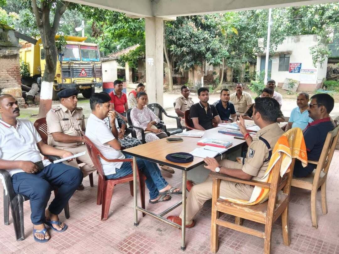 स्मैक व सूखे नशे के खिलाफ पुलिस ने कसी कमर, मिशन चबूतरा के तहत हुई ब्रीफिंग
जहानाबाद। पुलिस अधीक्षक के निर्देश पर घोषी थाना परिसर में मिशन चबूतरा के तहत पुलिस पदाधिकारियों एवं कर्मियों की ब्रीफिंग की गई। थानाध्यक्ष एवं अंचल निरीक्षक की मौजूदगी में आयोजित ब्रीफिंग में क्षेत्र में स्मैक समेत अन्य सूखे नशीले पदार्थों के सेवन और कारोबार पर प्रभावी रोक लगाने को लेकर दिशा-निर्देश दिए गए।
पुलिस पदाधिकारियों को नशे के कारोबार से जुड़े लोगों की गतिविधियों पर लगातार नजर रखने तथा सूचना मिलने पर तत्काल छापामारी कर कड़ी कार्रवाई करने को कहा गया। साथ ही नशे के दुष्प्रभाव से युवाओं को बचाने के लिए जागरूकता बढ़ाने पर भी जोर दिया गया।
ब्रीफिंग के दौरान डायल-112 की टीम और पुलिस दीदी भी मौजूद रहीं। पुलिस ने स्पष्ट किया कि नशे के कारोबार के खिलाफ अभियान लगातार जारी रहेगा। जहानाबाद पुलिस का संदेश है—नशे के खिलाफ मुहिम, सुरक्षित युवा और उज्ज्वल भविष्य।